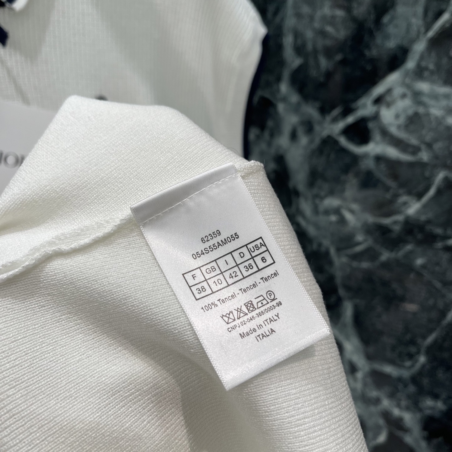 Val华伦 26夏季新款 蝴蝶结针织连衣裙 Polo领+深蓝蝴蝶结，学院风满满。胸前品牌字母刺绣超有辨识