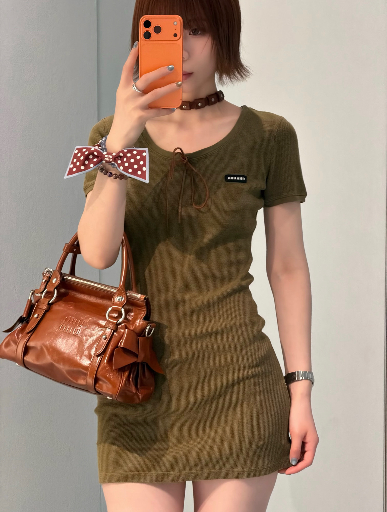 Miu 26夏季新款 橄榄绿针织连衣裙 修身设计 圆领+系带细节 复古纯欲风满满 低饱和橄榄绿超显白 日