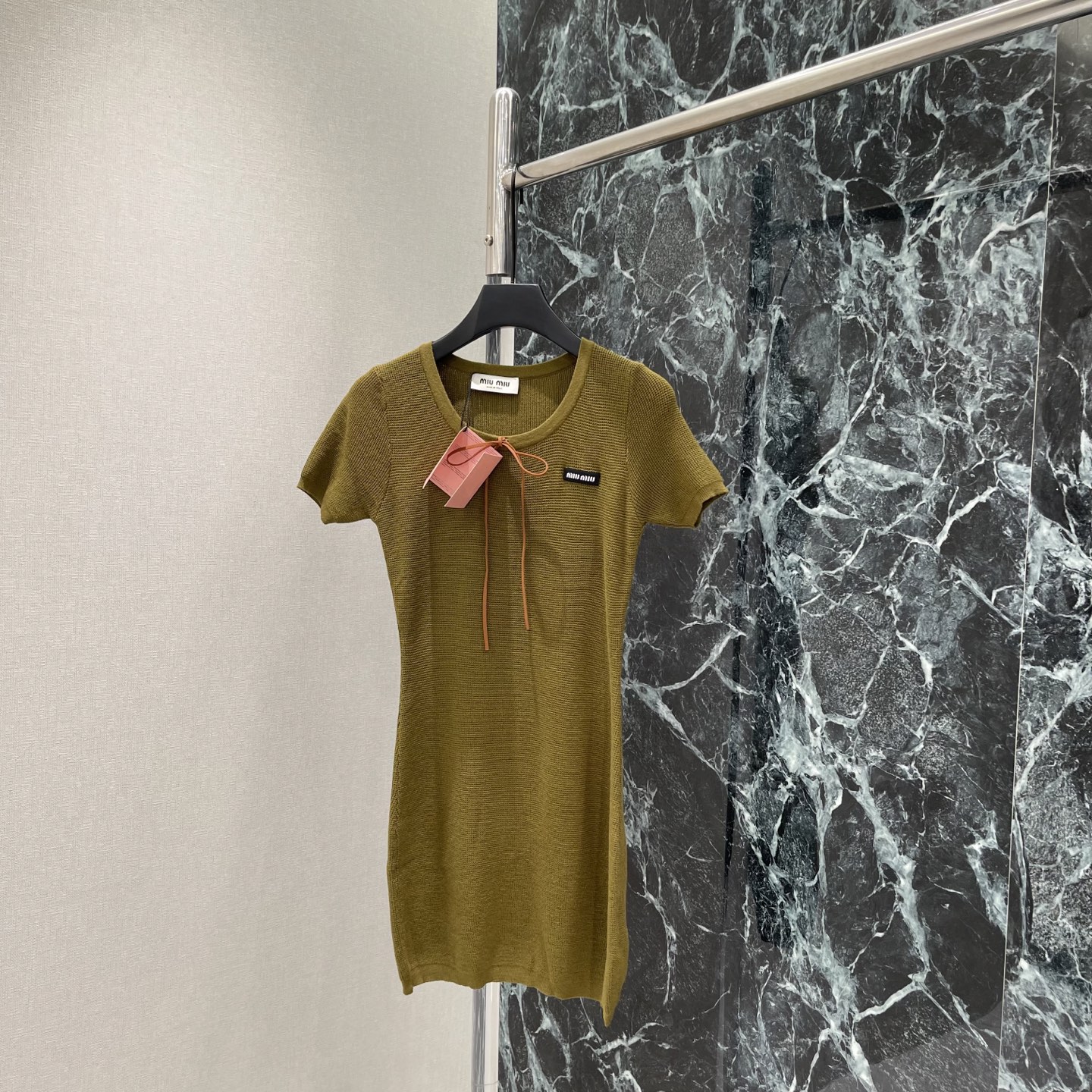 NO:860068,Miu 26 new summer model, olive green knitted dress, slim design, round neck + lace details, full of retro pure lust style, low saturation olive green, super white, easy to wear in daily life or vacation. Pair with brown patent leather bag and loafers. You can switch between college style or retro style at will, and the accessories are more colorful! One color SML, Miu Miu-clothing, miumiu, loafers, skirts,19860909Miu 26夏季新款 橄榄绿针织连衣裙 修身设计 圆领+系带细节 复古纯欲风满满 低饱和橄榄绿超显白 日常或度假都能轻松驾驭 搭配棕色漆皮包 乐福鞋 学院风or复古风随心切换,配饰点缀更出彩!一个色SML,缪缪-服装,miumiu,loafers,skirts,,Women's clothing