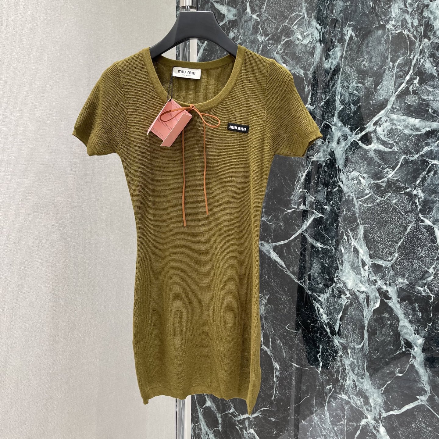 Miu 26夏季新款 橄榄绿针织连衣裙 修身设计 圆领+系带细节 复古纯欲风满满 低饱和橄榄绿超显白 日