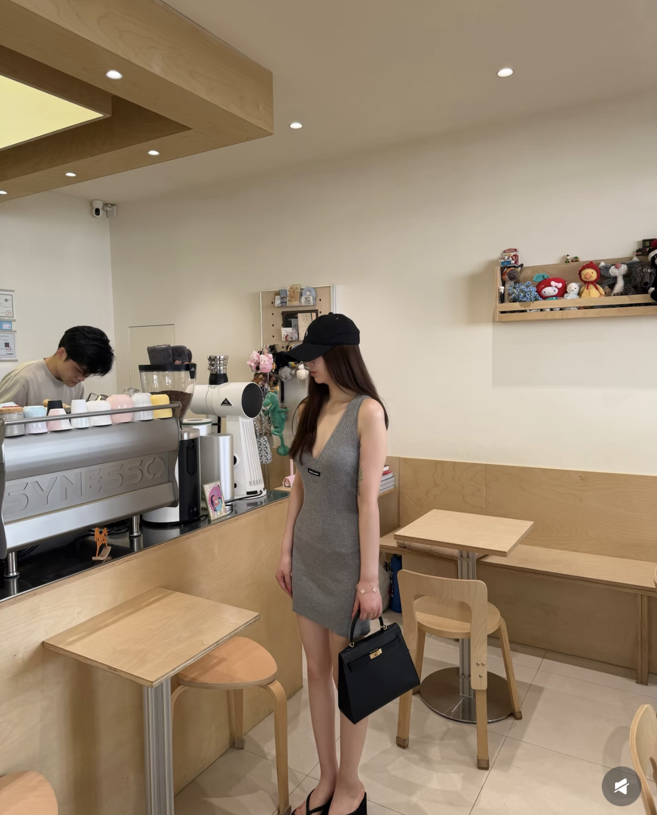 Miu 26夏季新款 蕾丝针织背心裙 V领+蕾丝花边拼接 细节满分优雅又有设计感 修身剪裁显瘦不挑身材 