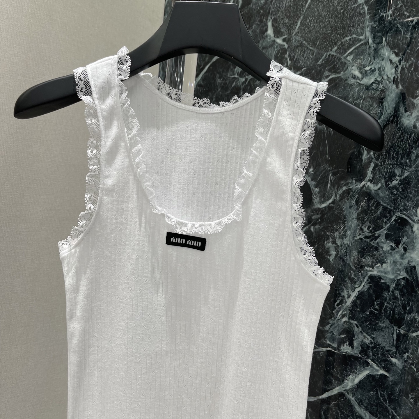 Miu 26夏季新款 蕾丝花边背心 领口袖口蕾丝花边设计 复古又精致 细节满分 可可棕色显白 黄皮也能轻