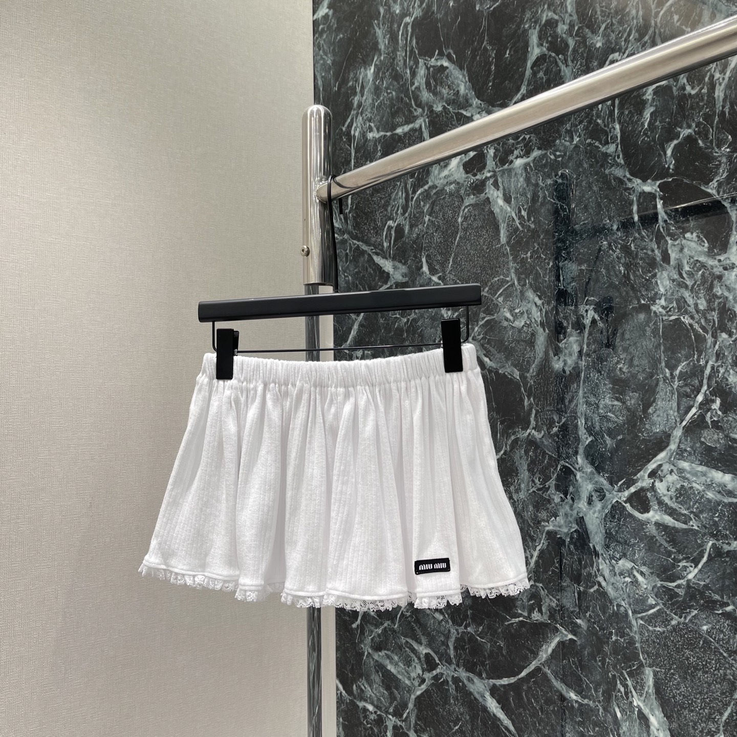 NO:864555,Miu 26 new summer style lace skirt, low-waisted pleated design + exquisite lace, full of retro college style, branded woven label on the skirt, full of details, easy to style sweet and cool! Pair it with a vest or knitted top of the same color, with mid-calf socks and loafers. The American retro girly feeling is straight forward ~ it can be worn in daily wear or taking pictures. It is beyond the picture. One-color SML, Miu Miu-clothing, miumiu, loafers, skirts,19860909Miu 26夏季新款 蕾丝花边半裙 低腰百褶设计+精致蕾丝花边 复古学院风满满 裙身有品牌织唛 细节感十足 甜酷风格轻松拿捏!搭配同色系背心或针织上衣 配中筒袜和乐福鞋 美式复古少女感直接拉满~日常穿搭或拍照都超出片.一个色SML,缪缪-服装,miumiu,loafers,skirts,,Women's clothing