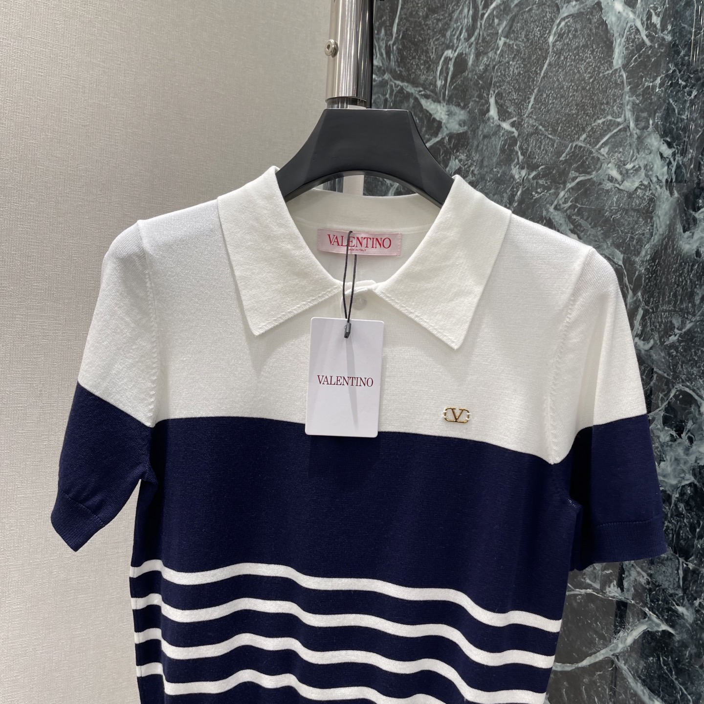 Val华伦 26夏季新款 海军风Polo衫 白色+深蓝拼接 波浪条纹设计 清新又有活力 胸前金属”V“字