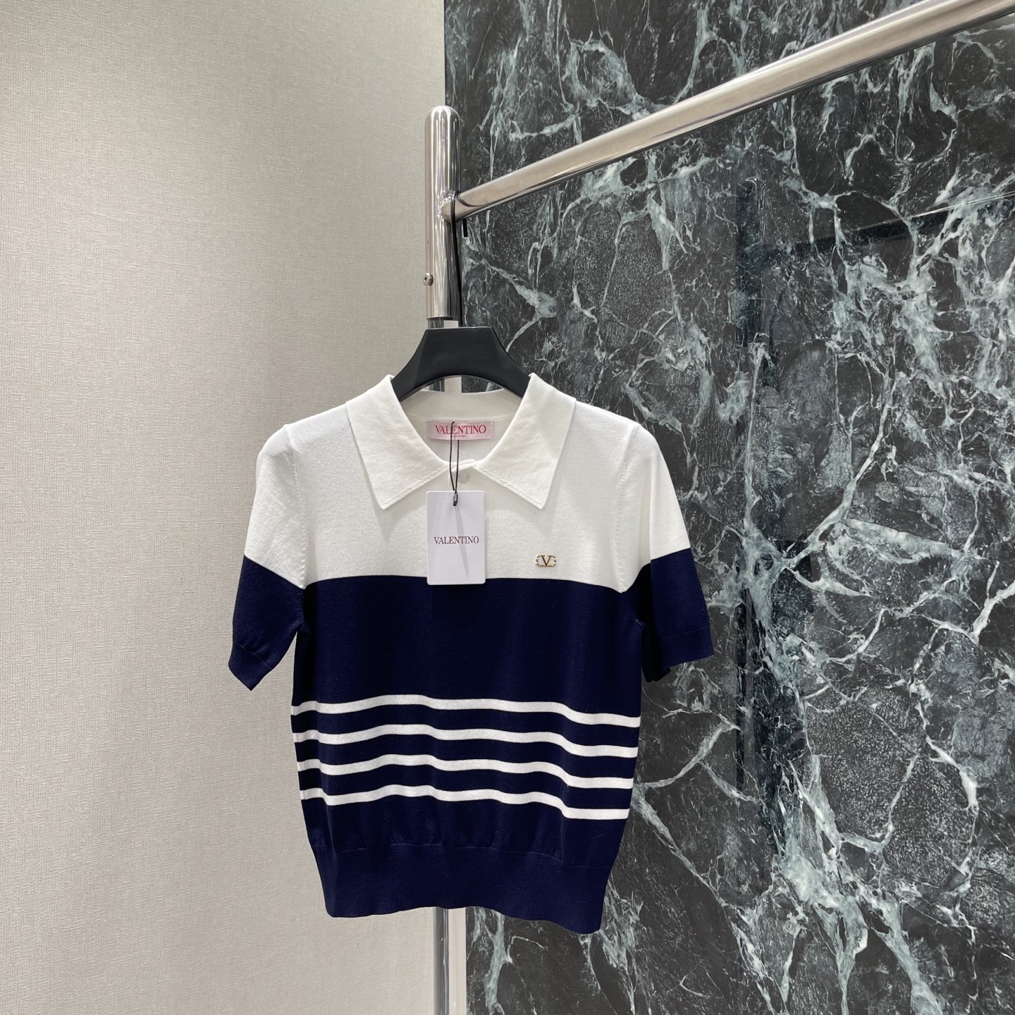 Val华伦 26夏季新款 海军风Polo衫 白色+深蓝拼接 波浪条纹设计 清新又有活力 胸前金属”V“字