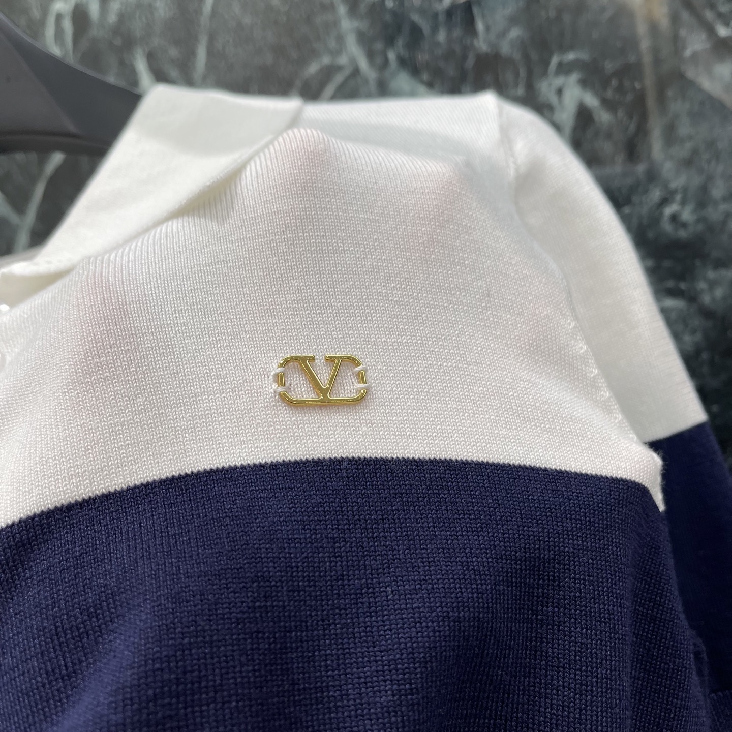 Val华伦 26夏季新款 海军风Polo衫 白色+深蓝拼接 波浪条纹设计 清新又有活力 胸前金属”V“字