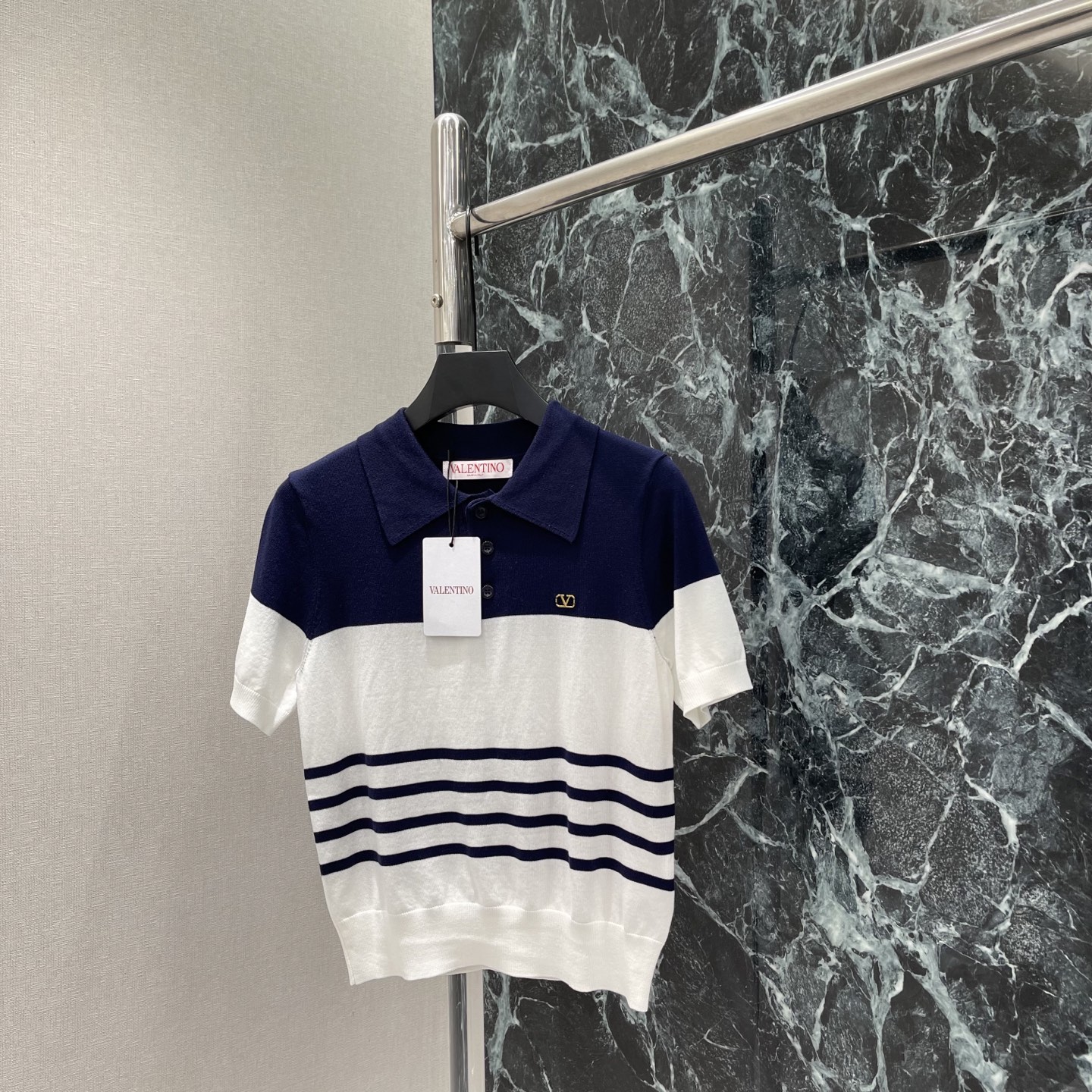 Val华伦 26夏季新款 海军风Polo衫 白色+深蓝拼接 波浪条纹设计 清新又有活力 胸前金属”V“字