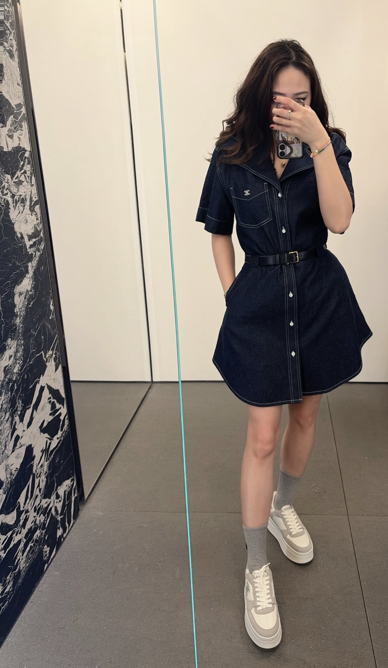 CE 26夏季新款 牛仔连衣裙 经典丹宁材质+衬衫领设计 简约又利落 收腰版型配腰带 轻松修饰身材比例 