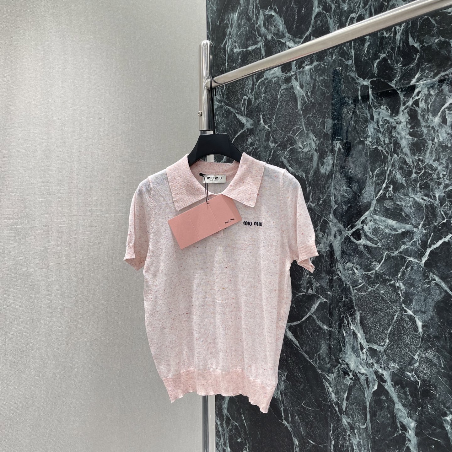 Miu 26夏季新款 针织Polo衫 采用柔软针织面料 点缀细小彩色纤维 质感超细腻!经典翻领+短袖设计