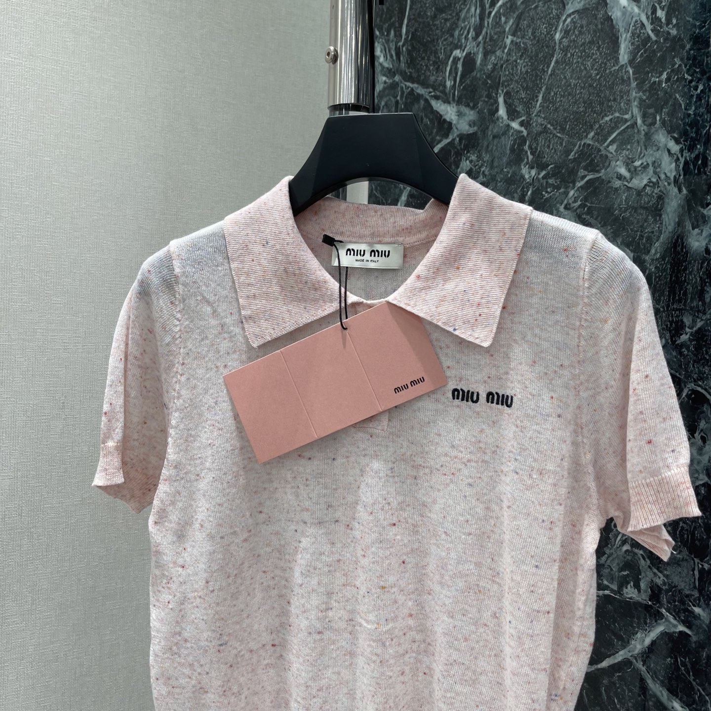 Miu 26夏季新款 针织Polo衫 采用柔软针织面料 点缀细小彩色纤维 质感超细腻!经典翻领+短袖设计