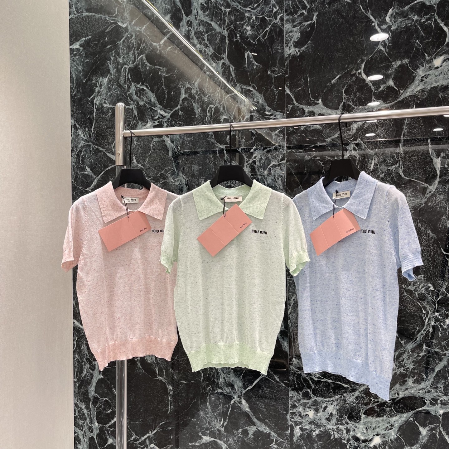 Miu 26夏季新款 针织Polo衫 采用柔软针织面料 点缀细小彩色纤维 质感超细腻!经典翻领+短袖设计