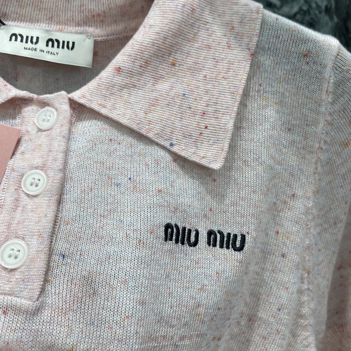 Miu 26夏季新款 针织Polo衫 采用柔软针织面料 点缀细小彩色纤维 质感超细腻!经典翻领+短袖设计