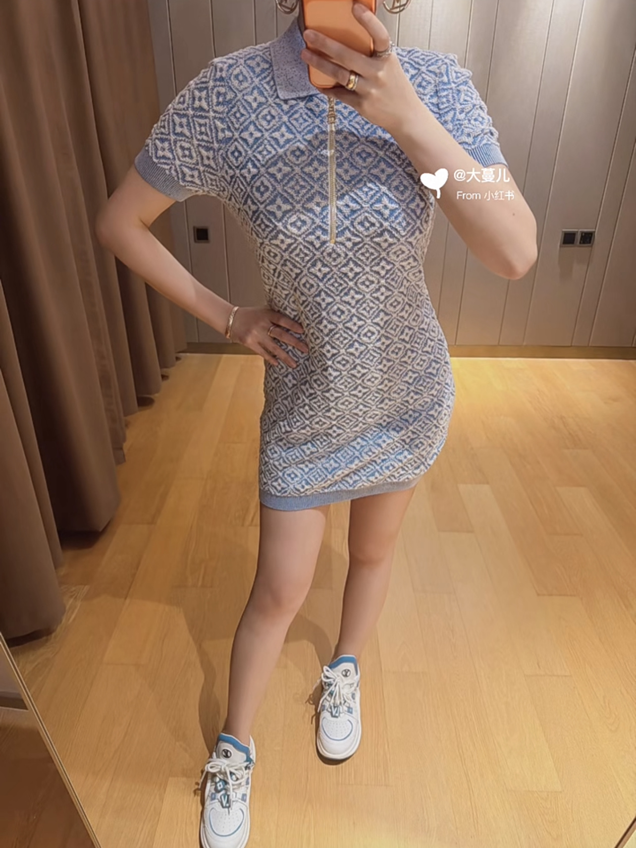 路易 26夏季新款 提花针织连衣裙 经典蓝色调+标志性老花图案 品牌辨识度超高 柔软针织面料 贴身舒适春