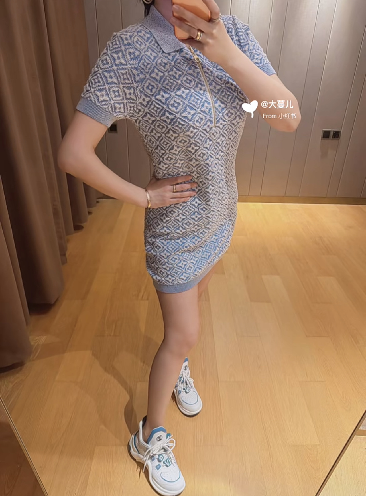路易 26夏季新款 提花针织连衣裙 经典蓝色调+标志性老花图案 品牌辨识度超高 柔软针织面料 贴身舒适春
