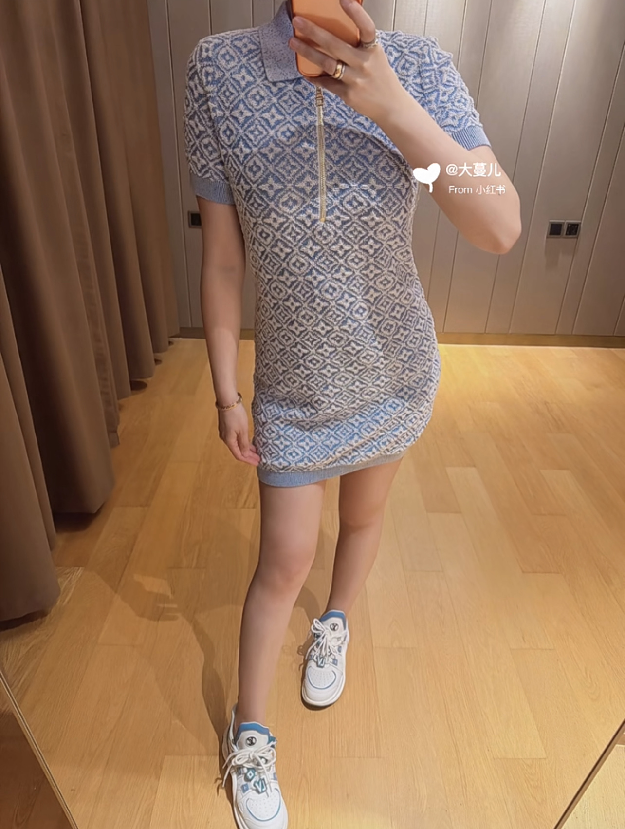 路易 26夏季新款 提花针织连衣裙 经典蓝色调+标志性老花图案 品牌辨识度超高 柔软针织面料 贴身舒适春