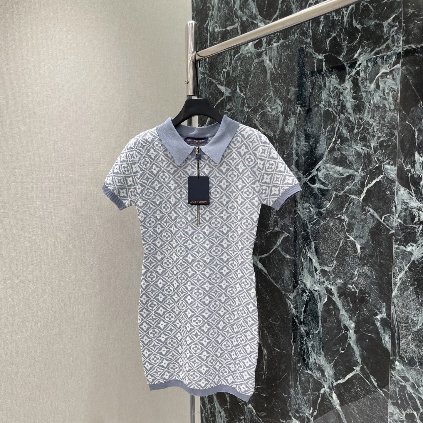 路易 26夏季新款 提花针织连衣裙 经典蓝色调+标志性老花图案 品牌辨识度超高 柔软针织面料 贴身舒适春