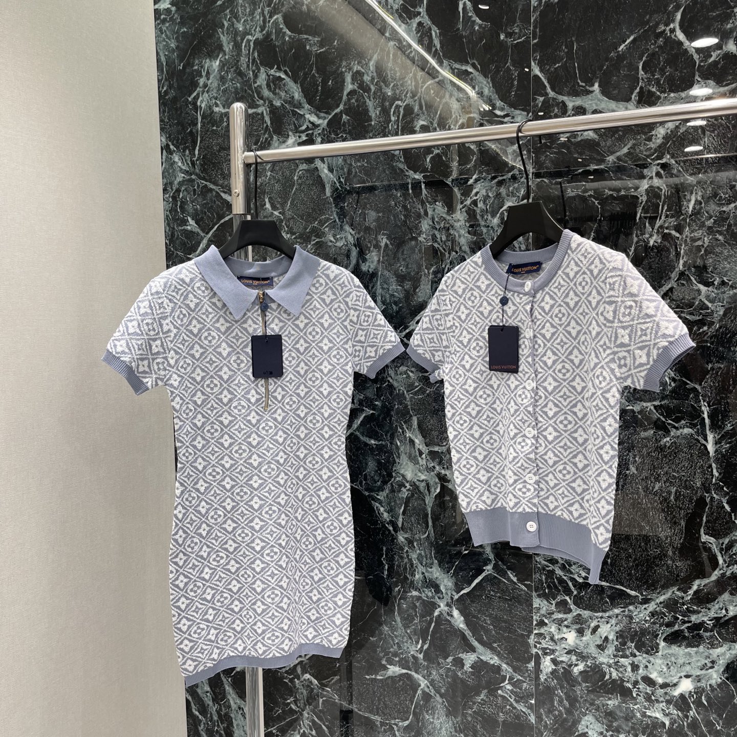 路易 26夏季新款 提花针织连衣裙 经典蓝色调+标志性老花图案 品牌辨识度超高 柔软针织面料 贴身舒适春