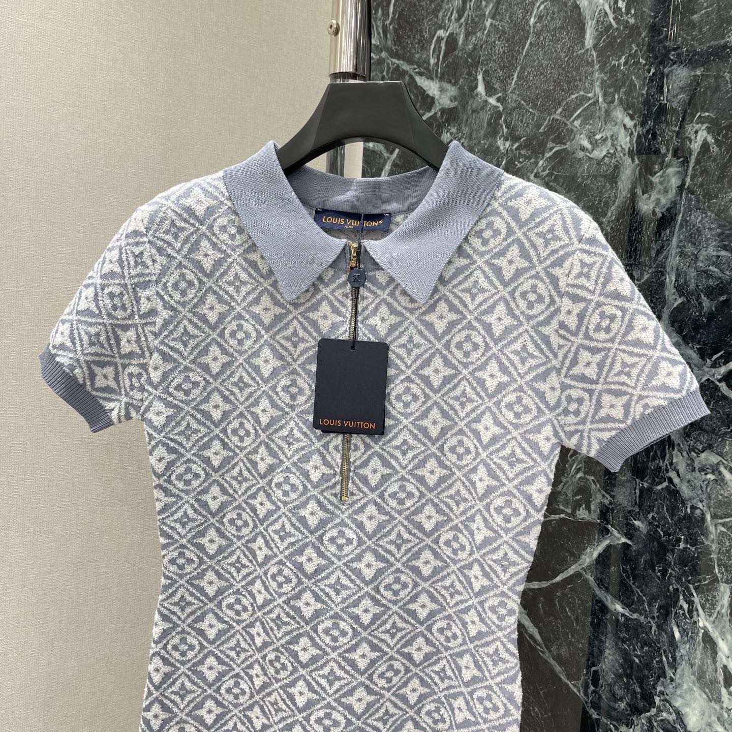 路易 26夏季新款 提花针织连衣裙 经典蓝色调+标志性老花图案 品牌辨识度超高 柔软针织面料 贴身舒适春