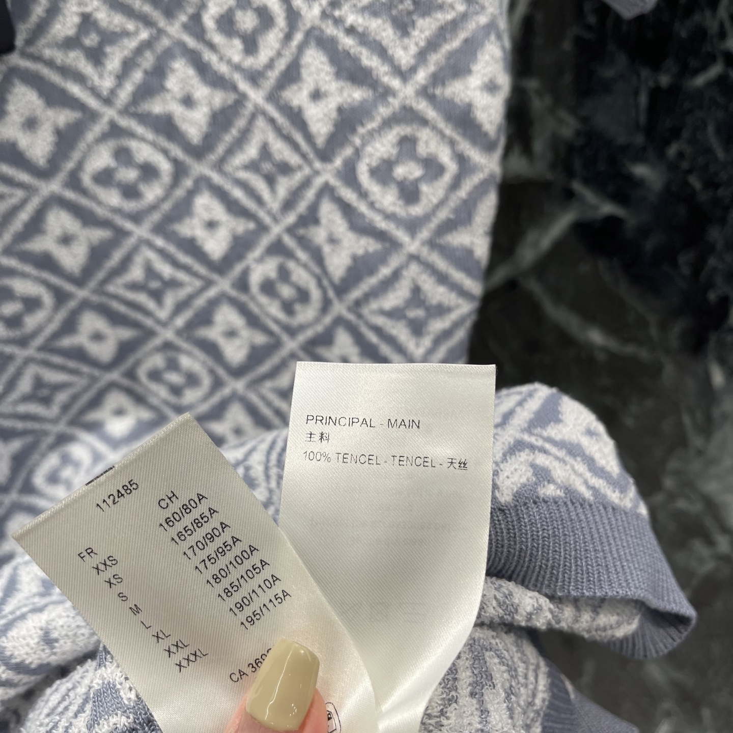 路易 26夏季新款 提花针织连衣裙 经典蓝色调+标志性老花图案 品牌辨识度超高 柔软针织面料 贴身舒适春