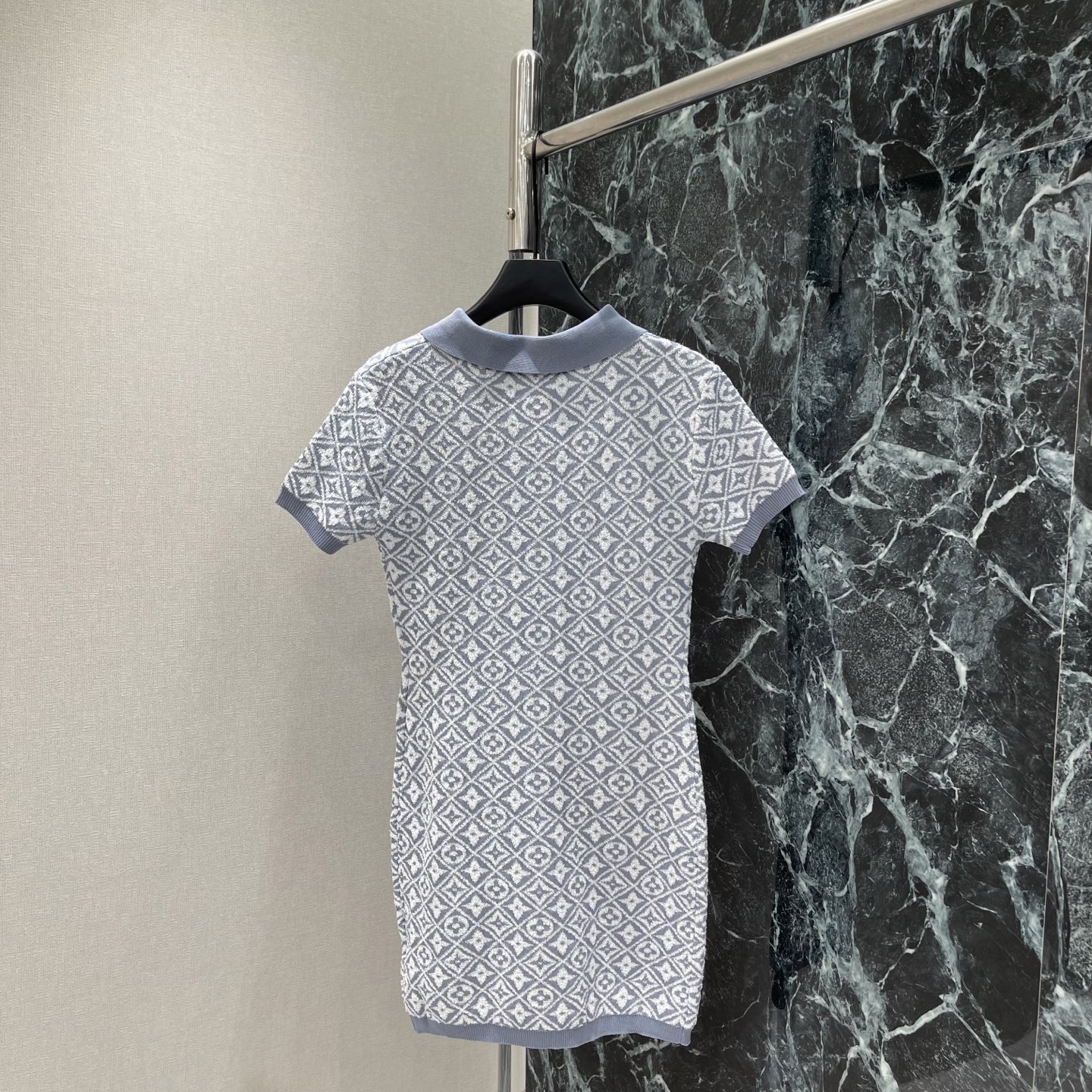 路易 26夏季新款 提花针织连衣裙 经典蓝色调+标志性老花图案 品牌辨识度超高 柔软针织面料 贴身舒适春