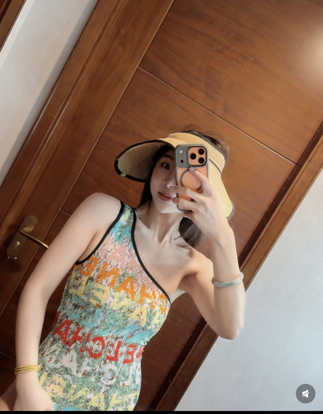 小香 26夏季新款 涂鸦泳衣 高饱和彩色字母印花 活力满满 夏日氛围感拉满!不对称单肩剪裁 黑色边饰勾勒