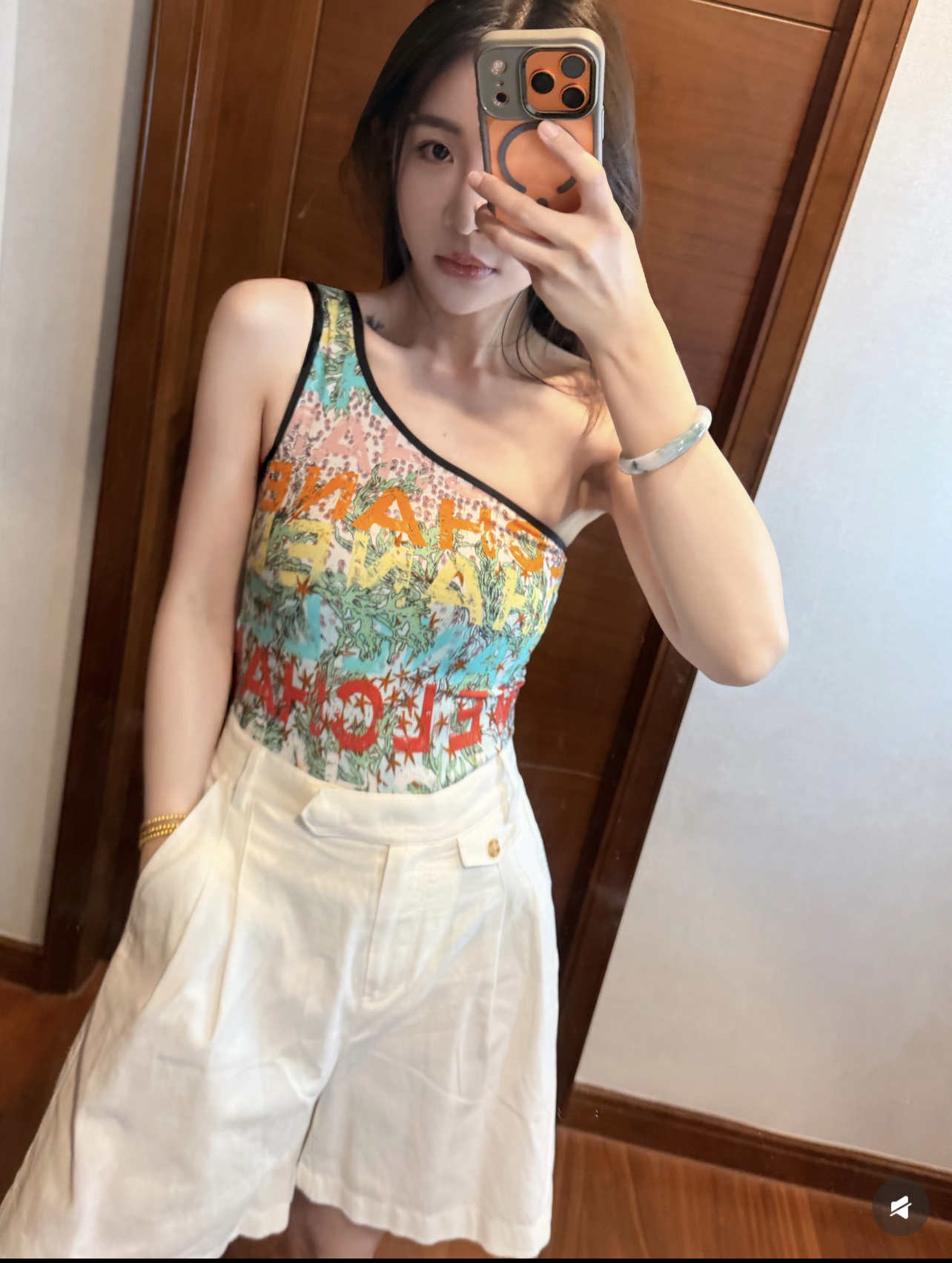 小香 26夏季新款 涂鸦泳衣 高饱和彩色字母印花 活力满满 夏日氛围感拉满!不对称单肩剪裁 黑色边饰勾勒