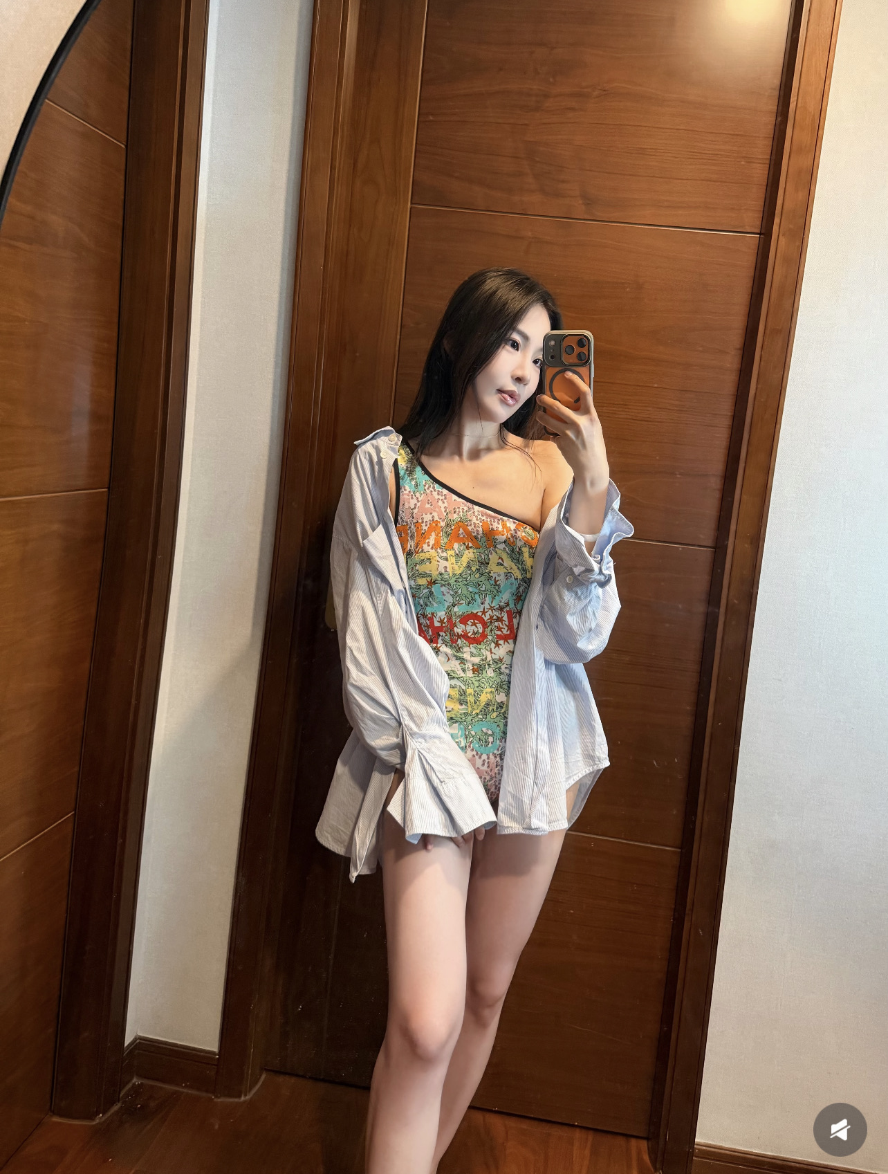 小香 26夏季新款 涂鸦泳衣 高饱和彩色字母印花 活力满满 夏日氛围感拉满!不对称单肩剪裁 黑色边饰勾勒