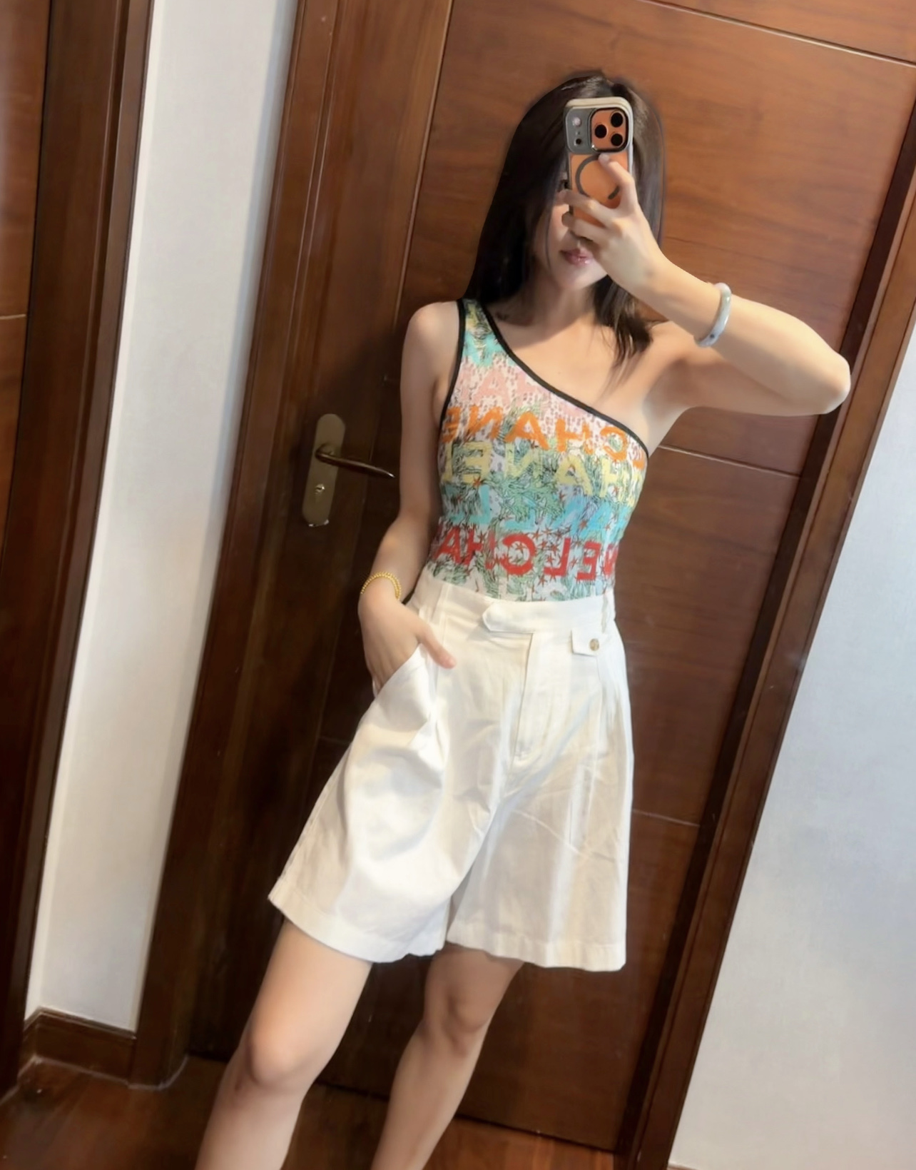 小香 26夏季新款 涂鸦泳衣 高饱和彩色字母印花 活力满满 夏日氛围感拉满!不对称单肩剪裁 黑色边饰勾勒