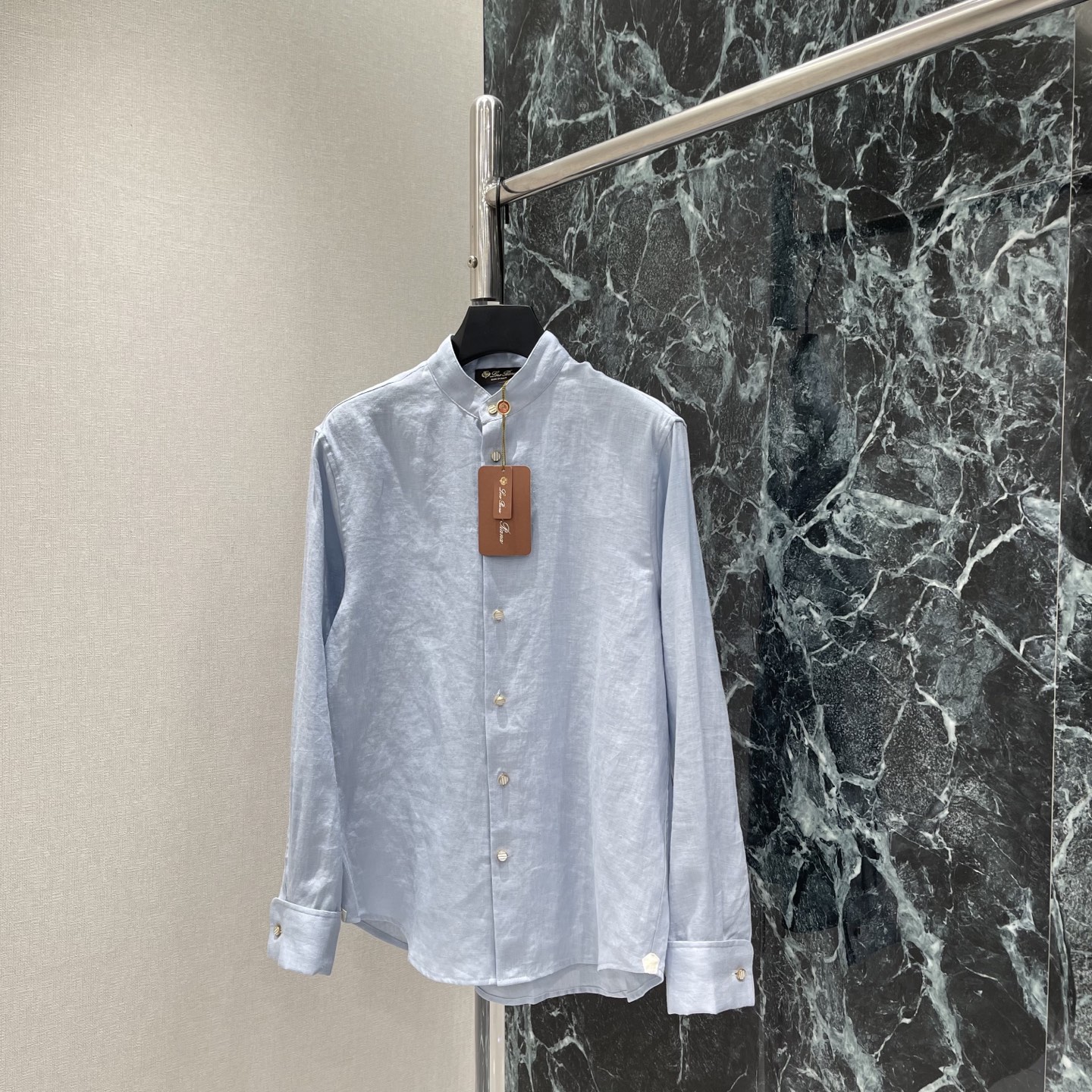 NO:884272,LP 26 new summer linen shirt is made of high-quality linen. It is light and breathable. It is super comfortable to wear in spring and summer! Low-saturated cherry blossom pink and light blue are gentle and white. Yellow leather can also be easily controlled. The details of the mother-of-pearl buttons are exquisite. The loose version is lazy and casual. The drape is perfect. It can be easily held for commuting and vacation! Two colors are in stock SML, women's clothing, loro piana, shirts,19860909LP 26夏季新款 亚麻衬衫 选用高品质亚麻 轻盈透气 春夏穿超舒服!低饱和樱花粉和浅蓝色温柔显白 黄皮也能轻松驾驭 贝母纽扣细节精致 宽松版型慵懒随性 垂坠感满分 通勤度假都能轻松hold住!两个色现货SML,女装,loro piana,shirts,,Women's clothing