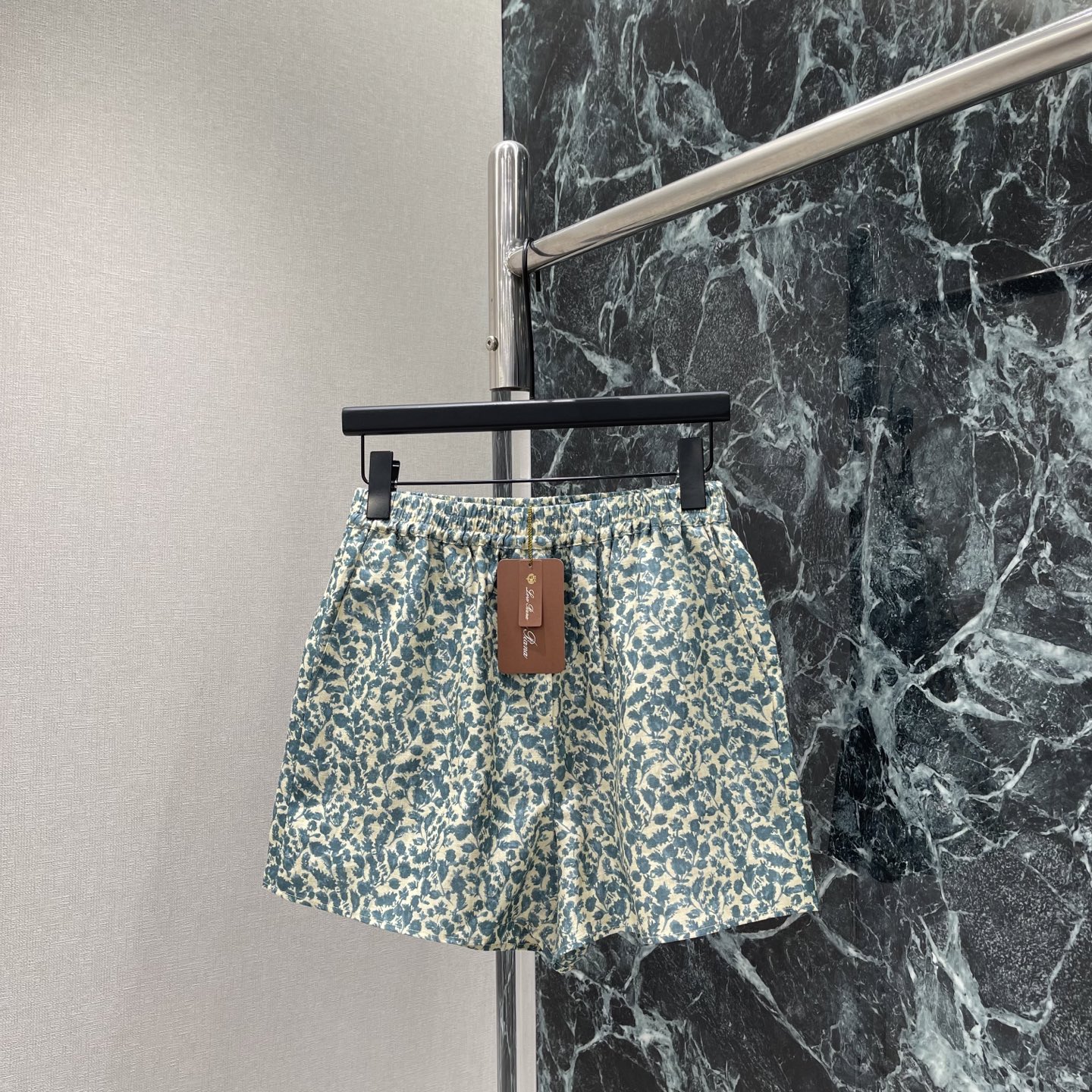 NO:884142,LP 66 new summer style floral linen shorts. Ink blue floral design. Fresh and natural. Full of vacation feeling. Elastic waist + loose fit. Easy to move. Can be easily used in daily life or at the beach. The linen material has good hygroscopicity and can stay dry even in hot weather. It is a must-have item for the summer wardrobe! One color in stock SML, women's clothing, loro piana, shorts,19860909LP 66夏季新款 碎花亚麻短裤 水墨蓝碎花设计 清新自然 度假感满满 松紧腰+宽松版型 活动自如 日常或海边都能轻松驾驭 亚麻材质吸湿性好 炎热天气也能保持干爽,是夏季衣橱必备单品!一个色现货SML,女装,loro piana,shorts,,Women's clothing
