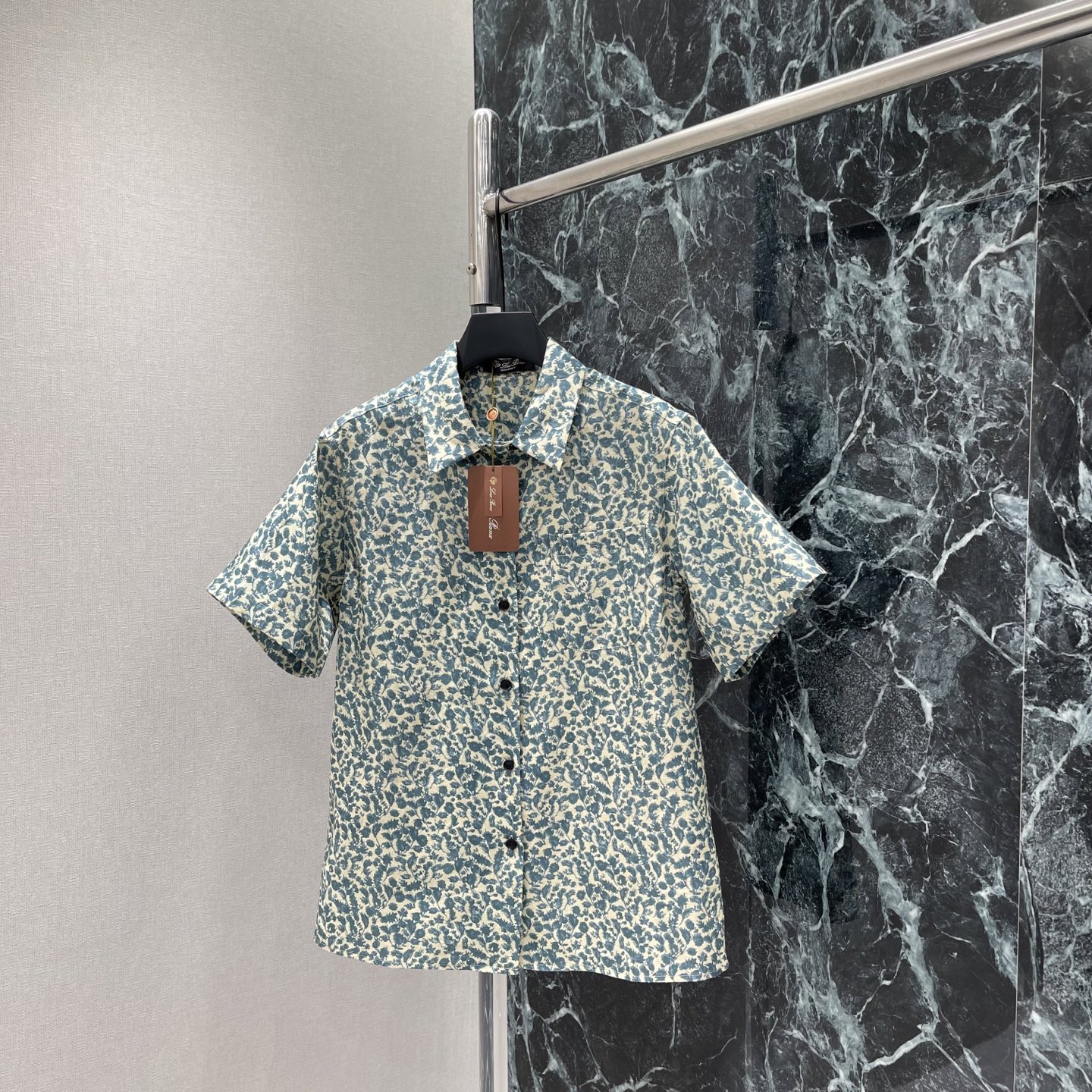 NO:884132,LP 66 new summer style linen floral shirt, blue and white floral design, low saturation color, full of French vacation atmosphere, loose fit + short sleeves with lapel, easy to control for daily commuting and beach vacation. Linen has natural texture, the softer it wears, paired with wide-leg pants or shorts, it is easy to get a lazy and high-end feel. One color ready-made SML, women's clothing, loro piana, shorts, shirts, T-shirt,19860909LP 66夏季新款 亚麻碎花衬衫 蓝白碎花设计 低饱和度配色,法式度假氛围感满满 宽松版型+翻领短袖 日常通勤,海边度假都能轻松驾驭.亚麻自带天然纹理 越穿越柔软,搭配阔腿裤或短裤 轻松get慵懒高级感.一个色现货SML,女装,loro piana,shorts,shirts,T-shirt,,Women's clothing