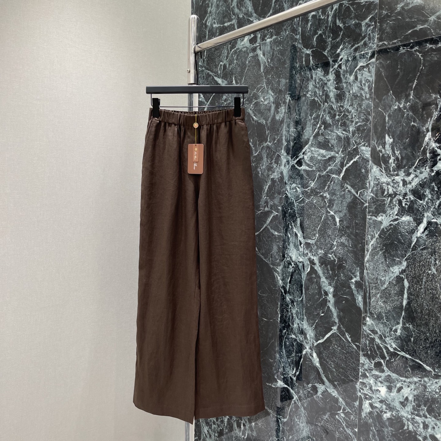 NO:884104,LP 66 new summer style linen wide-leg trousers are made of linen material. They are breathable and moisture-absorbent. They are super comfortable to wear in summer! High-waisted elastic + straight wide-leg design modifies the leg shape and is very slim. Friendly to the pear-shaped body. Linen has natural texture and perfect texture. It can be easily used for commuting and vacationing in daily life. Comfortable and fashionable! One color SML, women's clothing, loro piana,19860909LP 66夏季新款 亚麻阔腿长裤 采用亚麻材质 透气又吸湿,夏天穿超舒服!高腰松紧+直筒阔腿设计 修饰腿型还很显瘦 梨形身材友好 亚麻自带自然肌理 质感满分 通勤度假日常都能轻松驾驭 舒适又时髦!一个色SML,女装,loro piana,,Women's clothing