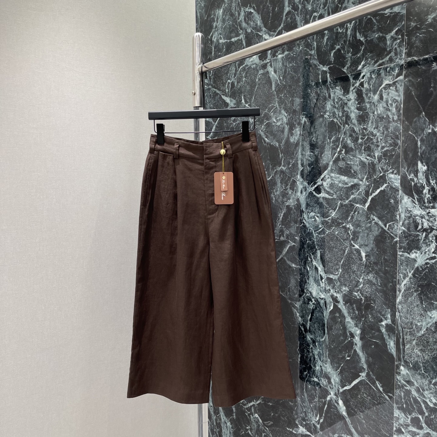 NO:884123,LP 66 new summer style high-waisted three-quarter wide-leg pants. High-waist + pleated design. Modify the waistline. Cover the crotch and look slim. Friendly to the pear-shaped figure. The cropped pants are long and neat to show the length of the legs. Dark coffee color is low-key and high-end. It can be easily matched with shirts, sweaters or T-shirts for commuting and daily life. It is a must-have and versatile item for the summer wardrobe! One color in stock SML, women's clothing, loro piana, shirts, tees, t-shirt,19860909LP 66夏季新款 高腰七分阔腿裤 高腰+打褶设计 修饰腰线 遮胯显瘦 梨形身材友好 七分裤长利落显腿长 深咖色低调高级 通勤日常都能轻松搭配衬衫 针织衫或T恤 松弛感满满 是夏季衣橱必备百搭单品!一个色现货SML,女装,loro piana,shirts,tees，t-shirt,,Women's clothing