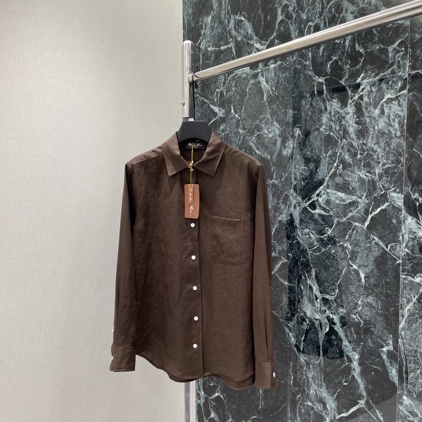 NO:884113,LP 66 new summer style linen long-sleeved shirt, natural linen, breathable and cool, super comfortable to wear in spring and summer! Dark brown with low saturation, low-key and high-end, easy to manage for commuting and leisure, simple and elegant, white buttons embellished with details, perfect texture, not easy to go out of style, it is a versatile artifact in the wardrobe! One color ready-made SML, women's clothing, loro piana, shirts,19860909LP 66夏季新款 亚麻长袖衬衫 天然亚麻 透气凉爽,春夏穿超舒服!深棕色低饱和度 低调又高级 通勤休闲都能轻松驾驭 简约大方 白色纽扣点缀细节感 质感满分 不易过时 是衣橱里的百搭神器!一个色现货SML,女装,loro piana,shirts,,Women's clothing