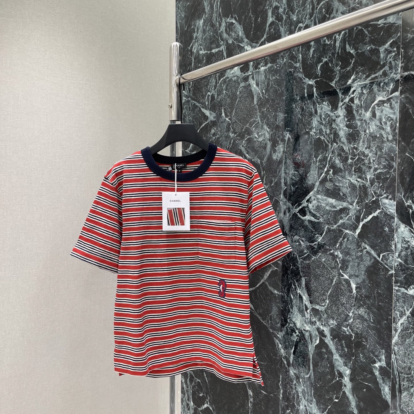 NO:884662,Xiaoxiang's 26 new summer style contrasting striped T-shirt. Red and black white striped design. The retro American style is super eye-catching! The pure cotton material is soft and breathable. It is super comfortable to wear in summer. The loose shoulder version looks slim and covers the flesh. The red seahorse embroidery is super interesting details. It makes you feel lazy and fashionable when you wear it! One color SML, Chanel-clothing, chanel, tees, t-shirt,19860909小香 26夏季新款 撞色条纹T恤 红黑白条纹设计 复古美式风格超吸睛!纯棉材质柔软透气 夏天穿超舒服 宽松落肩版型 显瘦又遮肉 红色海马刺绣超有趣细节满分随手一穿就是慵懒时髦感!一个色SML,香奈儿-服装,chanel,tees，t-shirt,,Women's clothing
