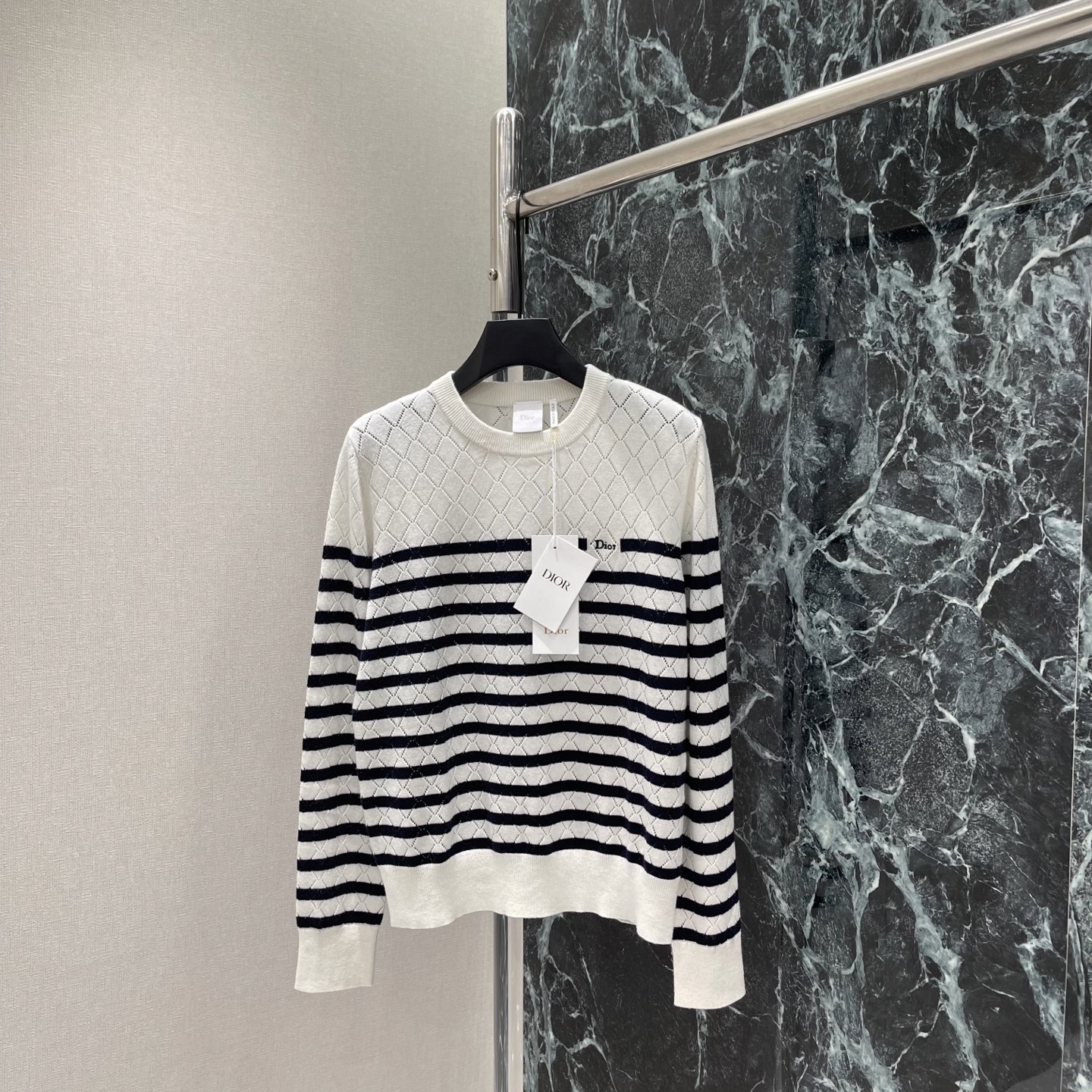 NO:884727,Ｄ家 26 new summer style striped rhombus knitted long sleeves, black and white stripes + rhombus hollow design, full of layers, low-key embroidered logo on the chest, highly recognizable, easy to manage for daily commuting and dating. It goes well with skirts or trousers. It is elegant and age-reducing. It is a versatile and practical fashion item. One color SML, Dior-clothing, dior, skirts,19860909Ｄ家 26夏季新款 条纹菱格针织长袖 黑白条纹+菱格镂空设计 层次感满满 胸前低调刺绣徽标 辨识度超高 日常通勤 约会都能轻松驾驭 搭配半裙或裤装都很出彩 优雅又减龄 是百搭实用的时尚单品.一个色SML,迪奥-服装,dior,skirts,,Women's clothing