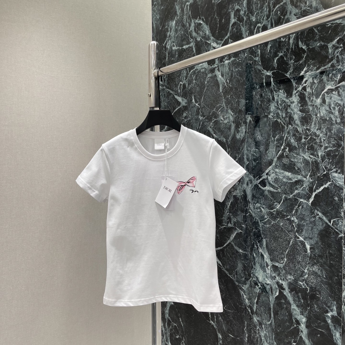 NO:884707,Djia 26 new summer style bow white T-shirt with hand-painted pink bow on the chest + handwritten brand logo. Sweet and elegant, full of girly feeling. Round neck + straight shoulder cut. Very versatile to wear alone or inside. Easily create a French relaxed atmosphere. It can be easily used for daily commuting and vacation. It is a must-have item for summer wardrobe! One color SML, Dior-clothing, dior, tees, t-shirt,19860909Ｄ家 26夏季新款 蝴蝶结白T恤 胸前手绘粉色蝴蝶结+手写品牌标识 甜美又优雅 少女感满满 圆领+正肩剪裁 单穿或内搭都很百搭 轻松打造法式松弛氛围感日常通勤,度假都能轻松驾驭,是夏日衣橱必备单品!一个色SML,迪奥-服装,dior,tees，t-shirt,,Women's clothing