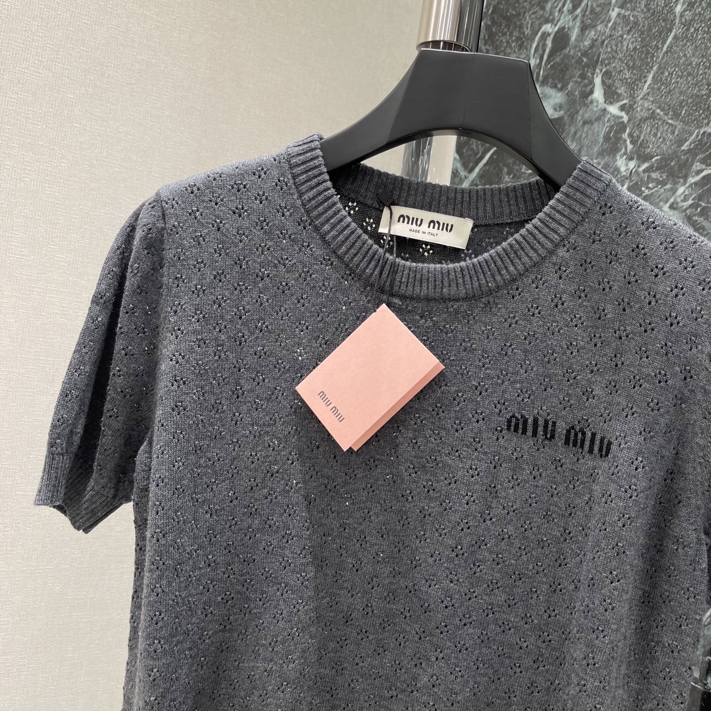 Miu 26夏季新款 镂空针织短袖 镂空针织+品牌刺绣细节满分 圆领设计简约大方 春夏单穿或叠搭都很OK
