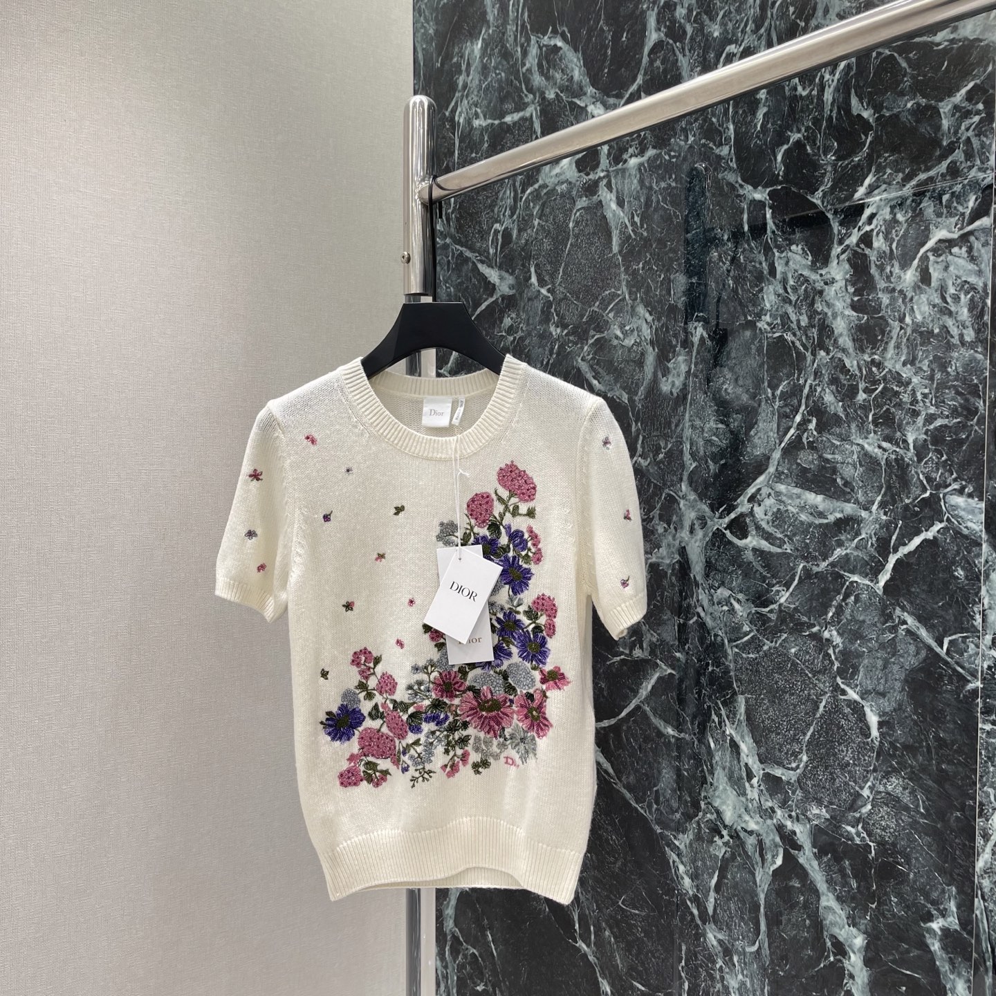 NO:884644,Ｄ家 26 new summer style floral knitted short-sleeved white base with purple, pink and gray flowers, soft and high-end, perfect for spring and summer! The short-sleeved design is simple and elegant. It looks great with jeans or skirts. It can easily switch between casual or elegant styles for daily commuting and parties. Perfect sense of fashion! One color SML, Dior-clothing, dior, skirts, jeans, T-shirt,19860909Ｄ家 26夏季新款 花卉针织短袖 白色底配紫粉灰花卉 柔美又高级 春夏穿超合适!短袖设计简约大方 搭配牛仔裤或裙装都很出彩 轻松切换休闲or优雅风格日常通勤,聚会都能轻松驾驭 时尚感满分!一个色SML,迪奥-服装,dior,skirts,jeans,T-shirt,,Women's clothing