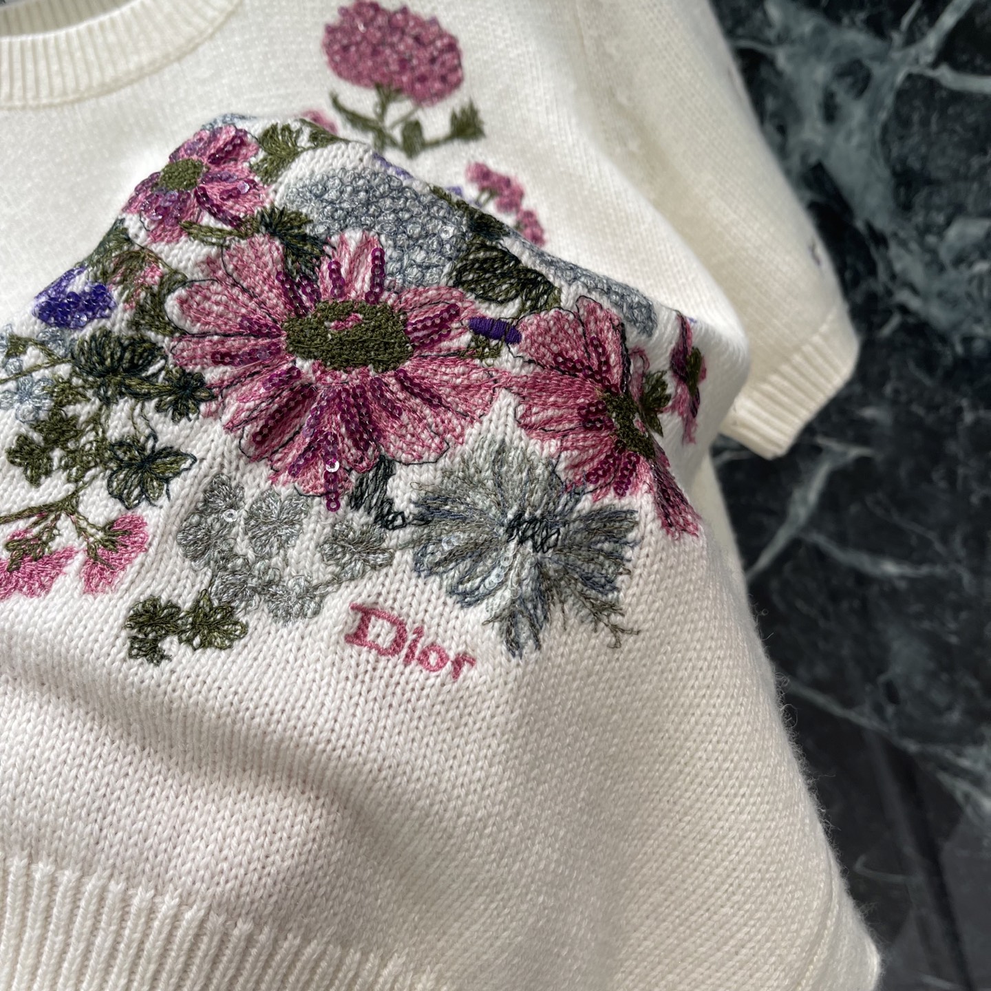 Ｄ家 26夏季新款 花卉针织短袖 白色底配紫粉灰花卉 柔美又高级 春夏穿超合适!短袖设计简约大方 搭配牛