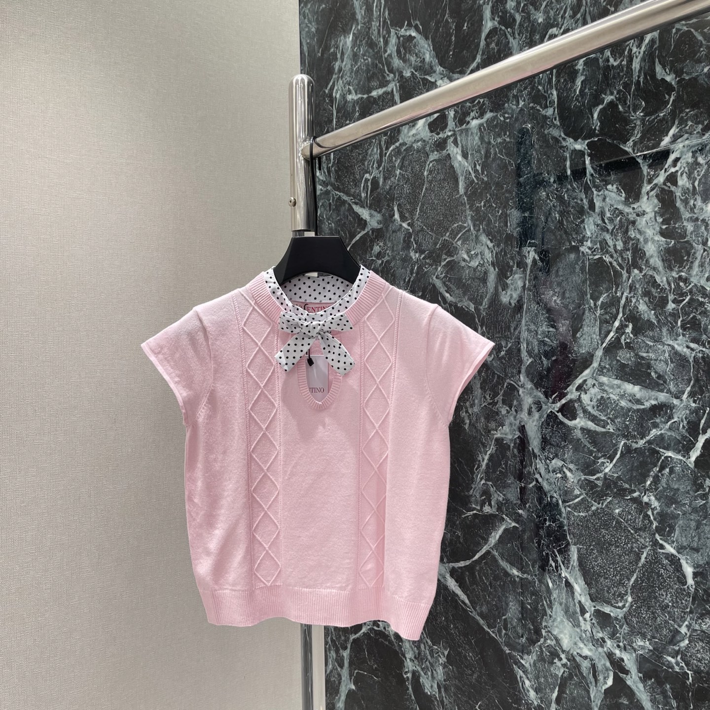 NO:884663,Val Warren 26 new summer style bow knitted short sleeves, soft fabric + rhombus texture, perfect details! The polka-dot bow at the neck is super eye-catching, elegant and playful, short-sleeved design, perfect for spring and autumn, can be worn alone or as an inner layer. Easily matched with various bottoms, can be worn for commuting and leisure~ Two colors SML, Valentino-clothing, valentino, T-shirt,19860909Val华伦 26夏季新款 蝴蝶结针织短袖 柔软面料+菱格纹理 细节满分!领口波点蝴蝶结超吸睛 优雅又俏皮 短袖设计 春秋穿刚好 单穿or内搭都很OK 轻松搭配各种下装,通勤休闲都能hold住~两个色SML,华伦天奴-服装,valentino,T-shirt,,Women's clothing