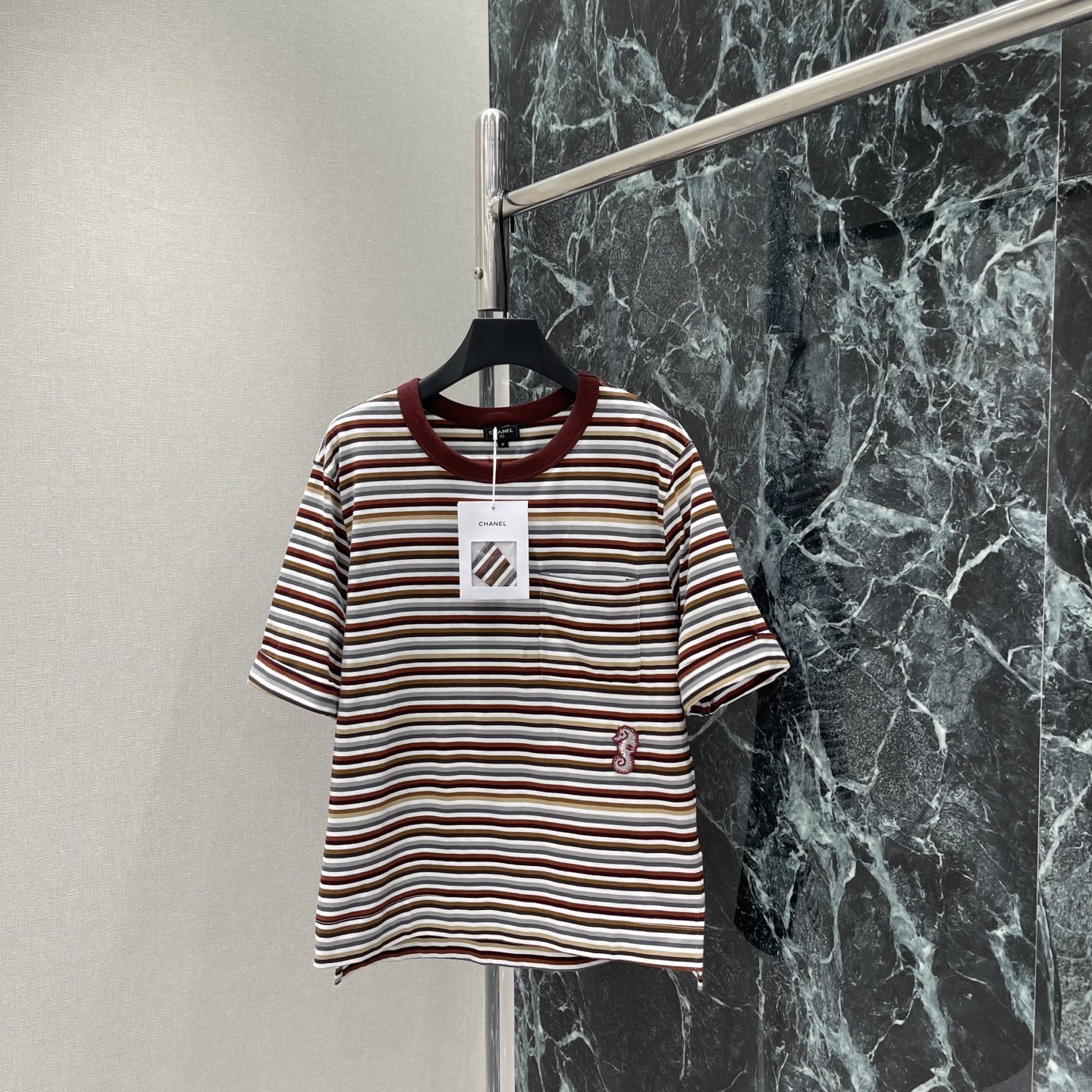 NO:884641,Xiaoxiang's 26 new summer style striped short-sleeved T-shirt. Red, brown, blue and white multi-color stripes. Retro and casual. The loose version is super relaxed. Suitable for all body types. The small seahorse embroidery on the chest is super interesting. Full of ocean atmosphere. It can be worn every day on vacation! Pair it with jeans or skirts, and you can easily get a lazy and fashionable style. One color SML, Chanel-clothing, chanel, skirts, jeans, T-shirt, tees, t-shirt,19860909小香 26夏季新款 条纹短袖T恤 红棕蓝白多色条纹 复古又休闲 宽松版型超显松弛感 适合各种身材 胸前小海马刺绣超有趣 满满海洋氛围 度假日常都能穿!搭配牛仔裤或半裙,轻松get慵懒时髦风~一个色SML,香奈儿-服装,chanel,skirts,jeans,T-shirt,tees，t-shirt,,Women's clothing