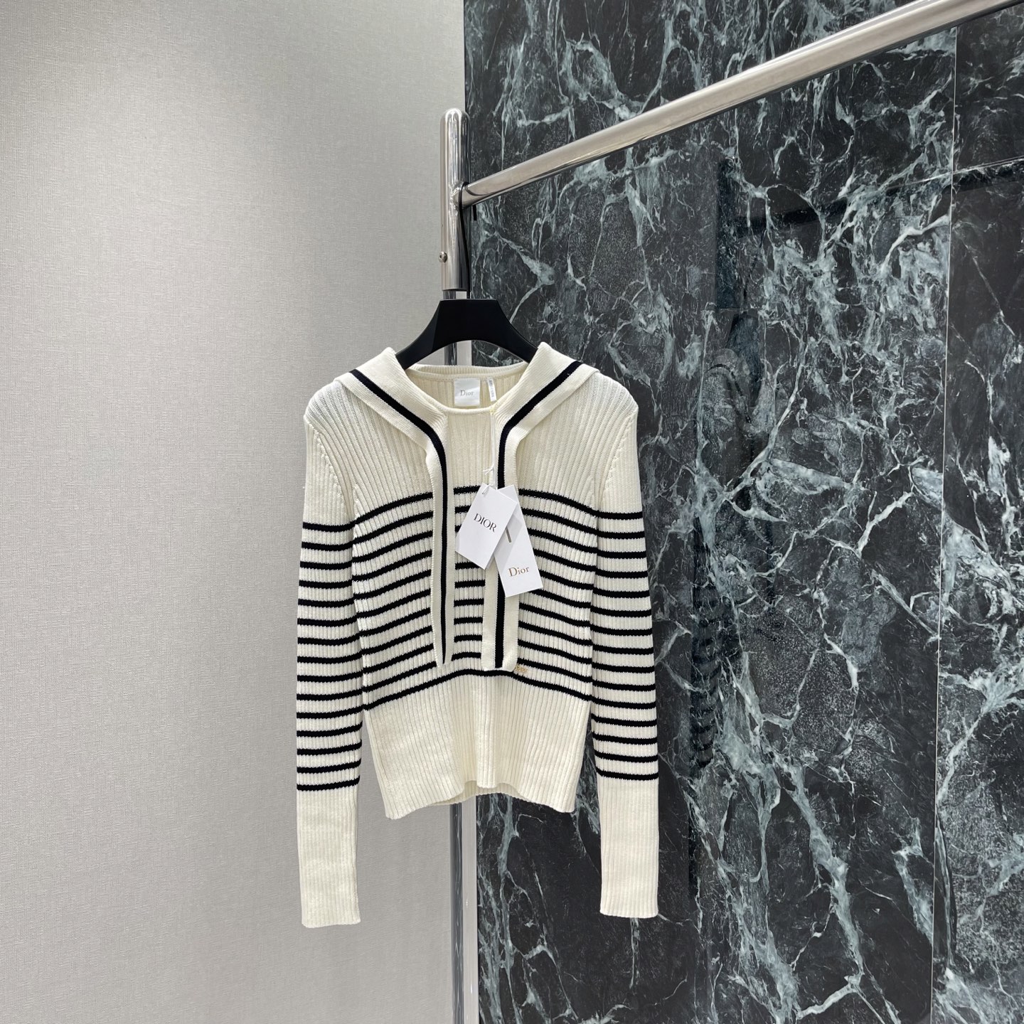NO:884398,Ｄ家 26 new summer style navy striped sweater, classic black and white stripes + lace design, French elegance and academic style, long-sleeved design, very suitable for spring and autumn, commuting, daily life, light formal occasions can be easily managed. Paired with high-waisted pants or skirts, you can easily get a ladylike style. One color SML, Dior-clothing, dior, skirts,19860909Ｄ家 26夏季新款 海军风条纹针织衫 经典黑白条纹+系带设计 法式优雅与学院风兼具 长袖设计 春秋季节穿搭超合适 通勤 日常 轻正式场合都能轻松驾驭 搭配高腰裤或半身裙,轻松get名媛感穿搭风格.一个色SML,迪奥-服装,dior,skirts,,Women's clothing