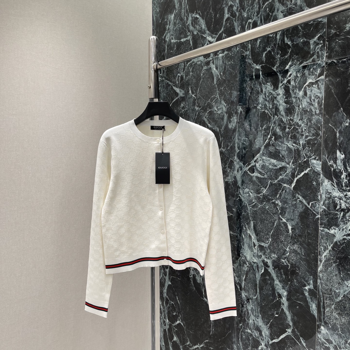 NO:884387,G Home 26 new summer style GG jacquard knitted cardigan, milky white tone + classic double G dark pattern, low-key and recognizable, red and green webbing on the cuffs and hem, full of retro feel! It is OK to wear alone or as an inner layer in spring and autumn, commuting, dating, and daily life can be easily controlled ~ elegant or casual, practical and fashionable! One color SML, Gucci-clothing, gucci, gucci,19860909G家 26夏季新款 GG提花针织开衫 奶白色调+经典双G暗纹 低调又有辨识度 袖口和下摆红绿织带 复古感满满!春秋单穿or内搭都OK 通勤 约会 日常都能轻松驾驭~优雅or休闲随心切换,实用又时髦!一个色SML,古驰-服装,gucci,gucci,,Women's clothing