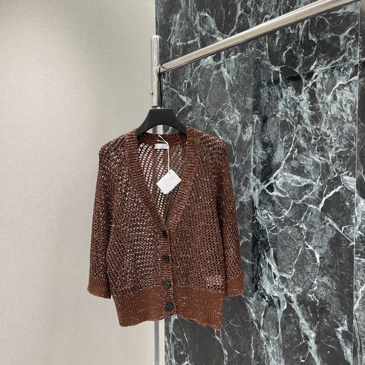 NO:884367,BC 26 new summer style gilt knitted cardigan, dark brown mixed with fine glittering gold thread, full of low-key luxury, loose bat sleeves + V-neck design, lazy and slim, super layered when layered with a white shirt ~ the knitted fabric is soft and comfortable, suitable for autumn and winter commuting and dating, easy to create a gentle and relaxing atmosphere. One color SML, women's clothing, shirts,19860909BC 26夏季新款 鎏金针织开衫 深棕色调混细闪金线 低调奢华感满满 宽松蝙蝠袖+V领设计 慵懒显瘦 叠穿白衬衫超有层次感~针织面料柔软舒适 秋冬通勤 约会都很适合,轻松打造温柔松弛氛围感穿搭.一个色SML,女装,shirts,,Women's clothing