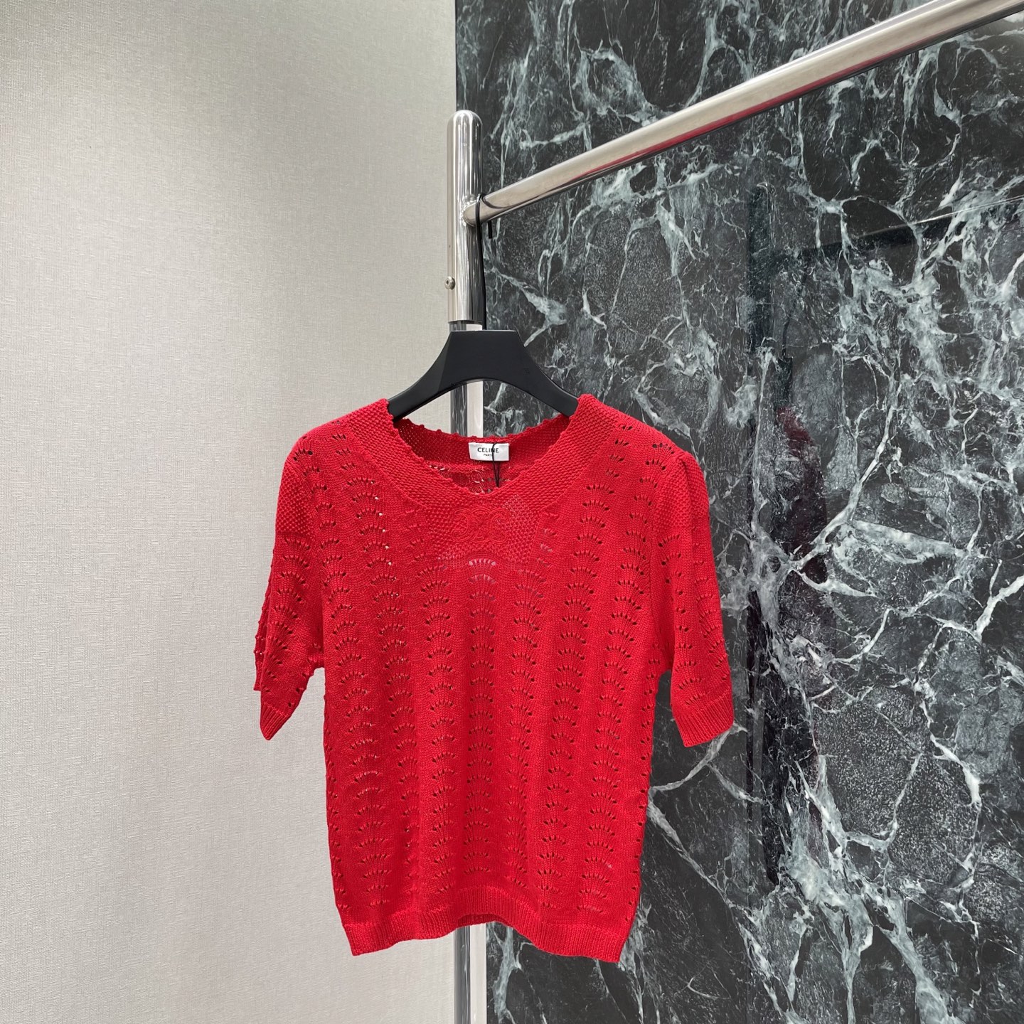 NO:884355,CE 26 new summer style, hollow knitted short sleeves, small V-neck + Arc de Triomphe logo, low-key and recognizable, hollow texture design, full of visual layering, waist tailoring to modify the body shape, match with high-waisted jeans or skirts, French romantic atmosphere is easy to achieve ~ can be easily controlled for commuting and vacation! Two colors SMP, Celine-clothing, celine, skirts, jeans, T-shirt,19860909CE 26夏季新款 镂空针织短袖 小V领+凯旋门标识 低调又有辨识度 镂空纹理设计 视觉层次感满满 腰间剪裁修饰身形 搭配高腰牛仔裤或半裙 法式浪漫氛围轻松拿捏~通勤度假都能轻松驾驭!两个色SMP,赛琳-服装,celine,skirts,jeans,T-shirt,,Women's clothing