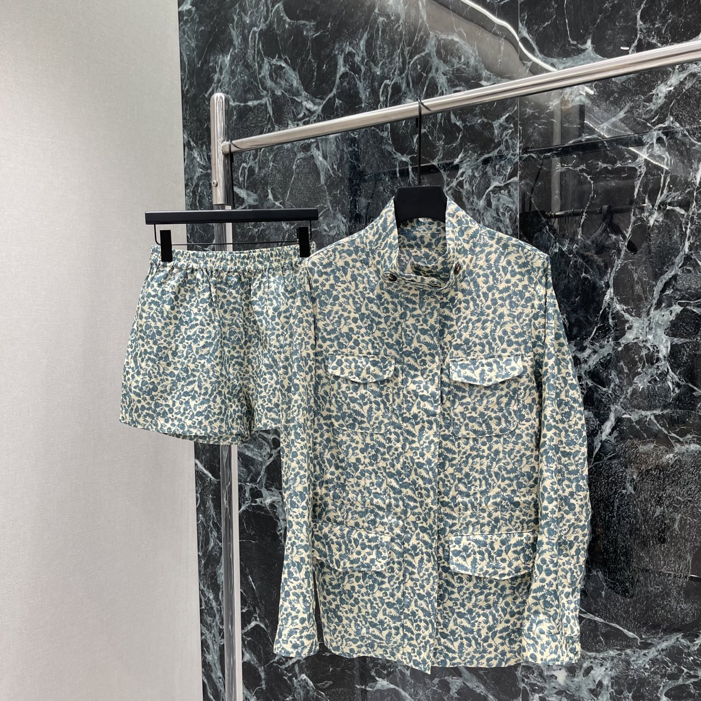 NO:884149,L New Summer Linen Floral Jacket Made of natural linen material, light and breathable, super comfortable to wear in summer! Blue and white floral design, fresh and elegant, work style tailoring + lapels + symmetrical pockets, practical and stylish, loose fit, can be worn alone or layered, easily create an Italian relaxed feel, can be worn daily on vacation, low-key luxury, comfortable and elegant, a must-have for high-end wear! One color ready-made SML, women's clothing, loro piana, jackets & coats,19860909L 夏季新款 亚麻碎花外套 采用天然亚麻材质 轻盈透气,夏天穿超舒服!蓝白碎花设计 清新优雅 工装风剪裁+翻领+对称口袋 实用又有型 版型宽松 单穿或内搭都很OK,轻松打造意式松弛感,度假日常都能穿,低调奢华,舒适优雅兼具,是高阶穿搭必备!一个色现货SML,女装,loro piana,jackets & coats,,Women's clothing
