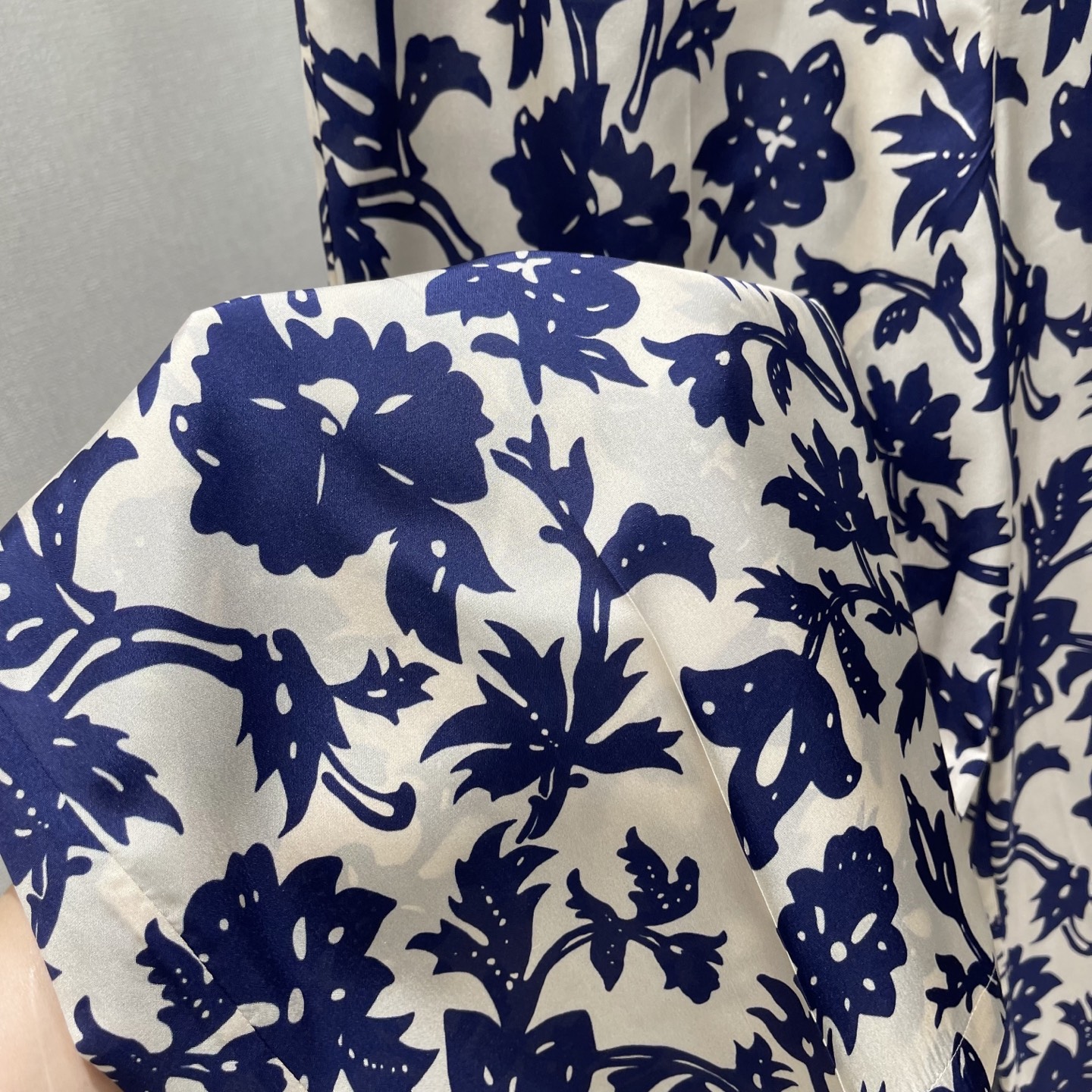 （真丝）lp🌟 26夏季新款 真丝印花阔腿裤 米白底配深蓝花卉东方韵味满满 真丝材质轻盈垂坠 亲肤又透气