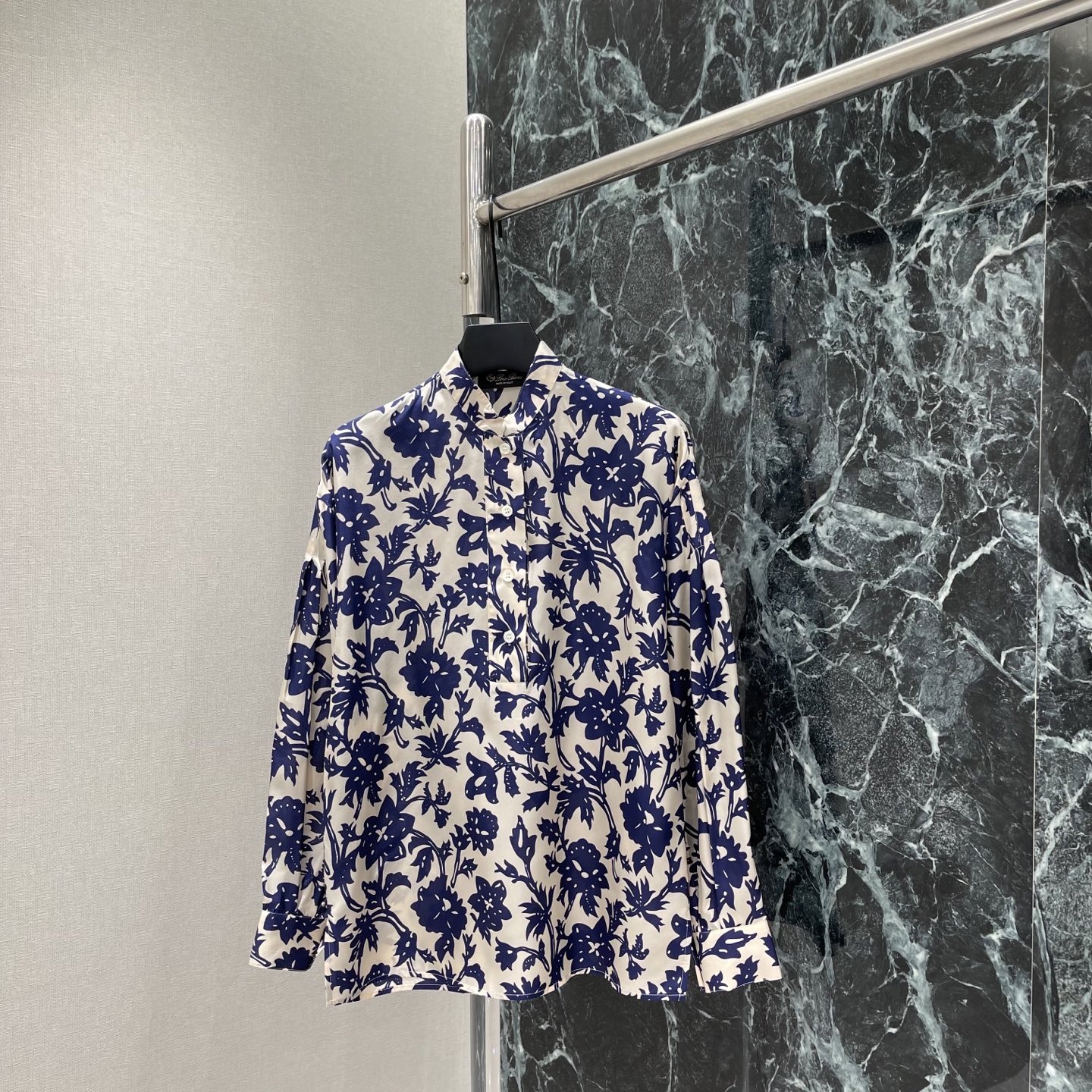 NO:884076,(Silk) LP 66 new summer style printed silk shirt. The blue and white printing is inspired by blue and white porcelain. Full of elegant retro temperament. Chinese stand-up collar + dropped shoulder design. Comfortable and elegant, with exquisite details on the cuffs and front buttons. It is great to wear alone or inside, and it looks more advanced when paired with solid color bottoms. One color SML, women's clothing, loro piana, shirts, real silk,19860909（真丝） LP 66夏季新款 印花真丝衬衫 蓝白印花灵感来自青花瓷 典雅复古气质满分 中式立领+落肩设计 舒适又显气质,袖口和正面纽扣细节精致 单穿或内搭都很出彩,搭配纯色下装更显高级感.一个色SML,女装,loro piana,shirts,real silk,,Women's clothing
