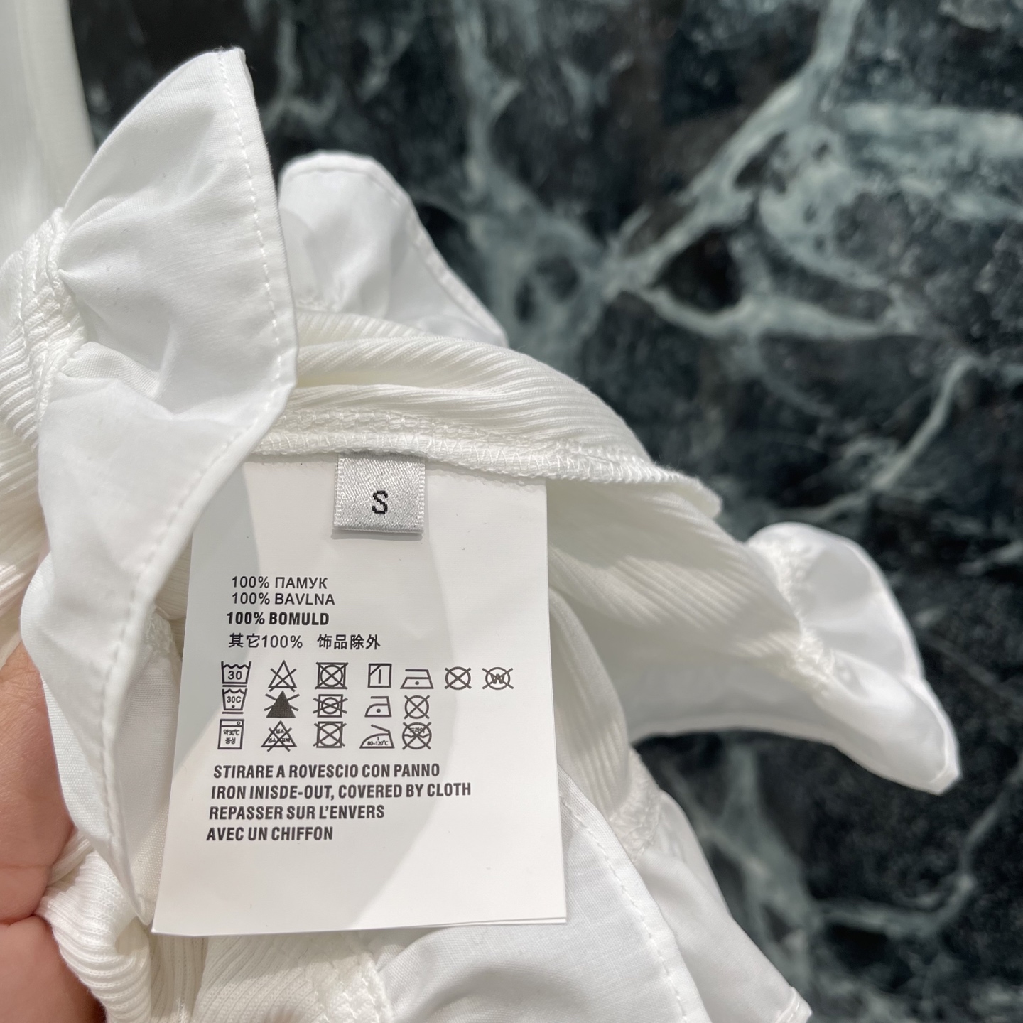 路易 26夏季新款 木耳边背心 U领无袖设计+胸口低调Logo 简约又有辨识度。下摆白色木耳边 打破黑色